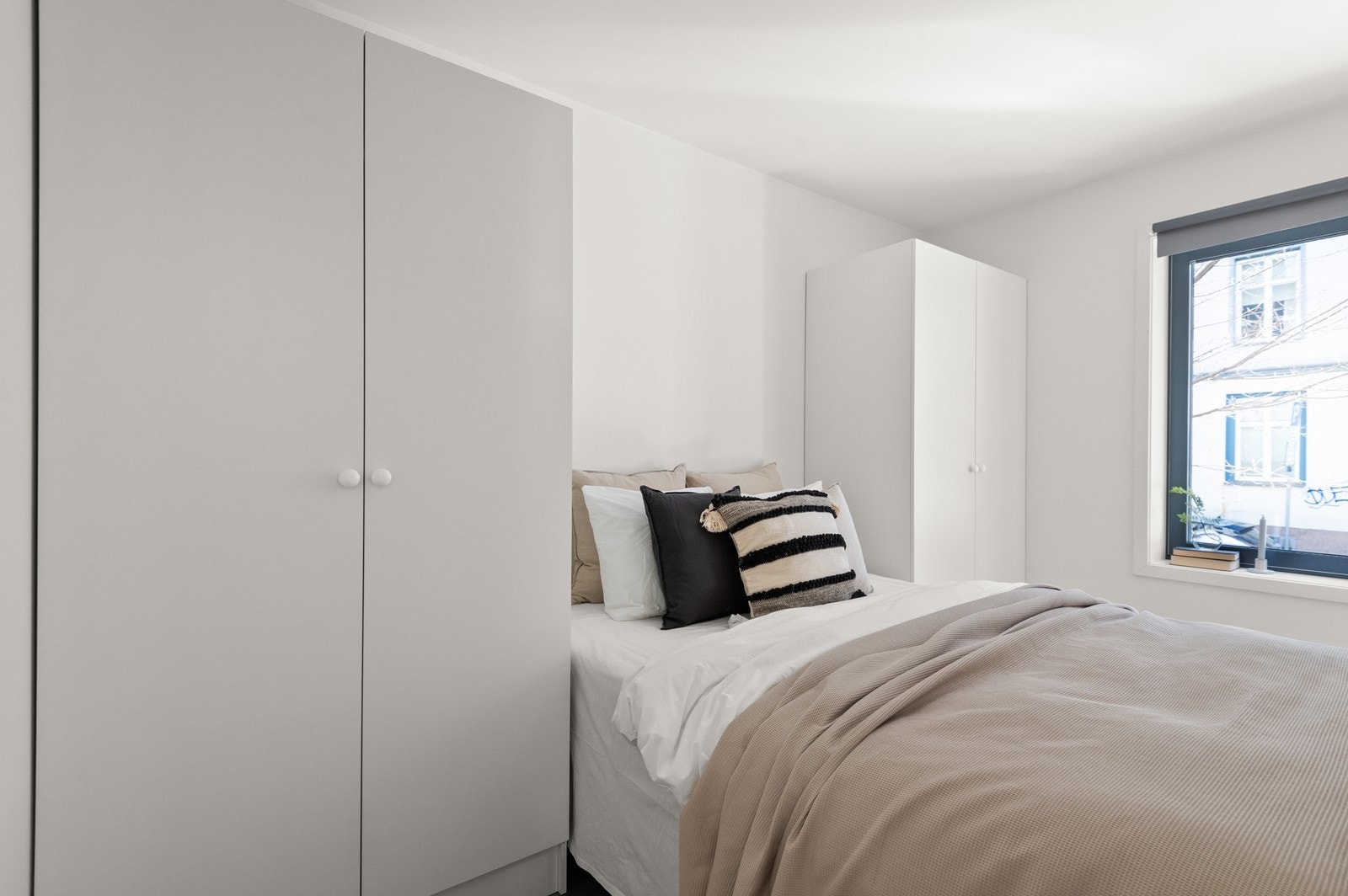 Soverom 1. Skap på begge sider av sengen hvis ønskelig. Galleribilde