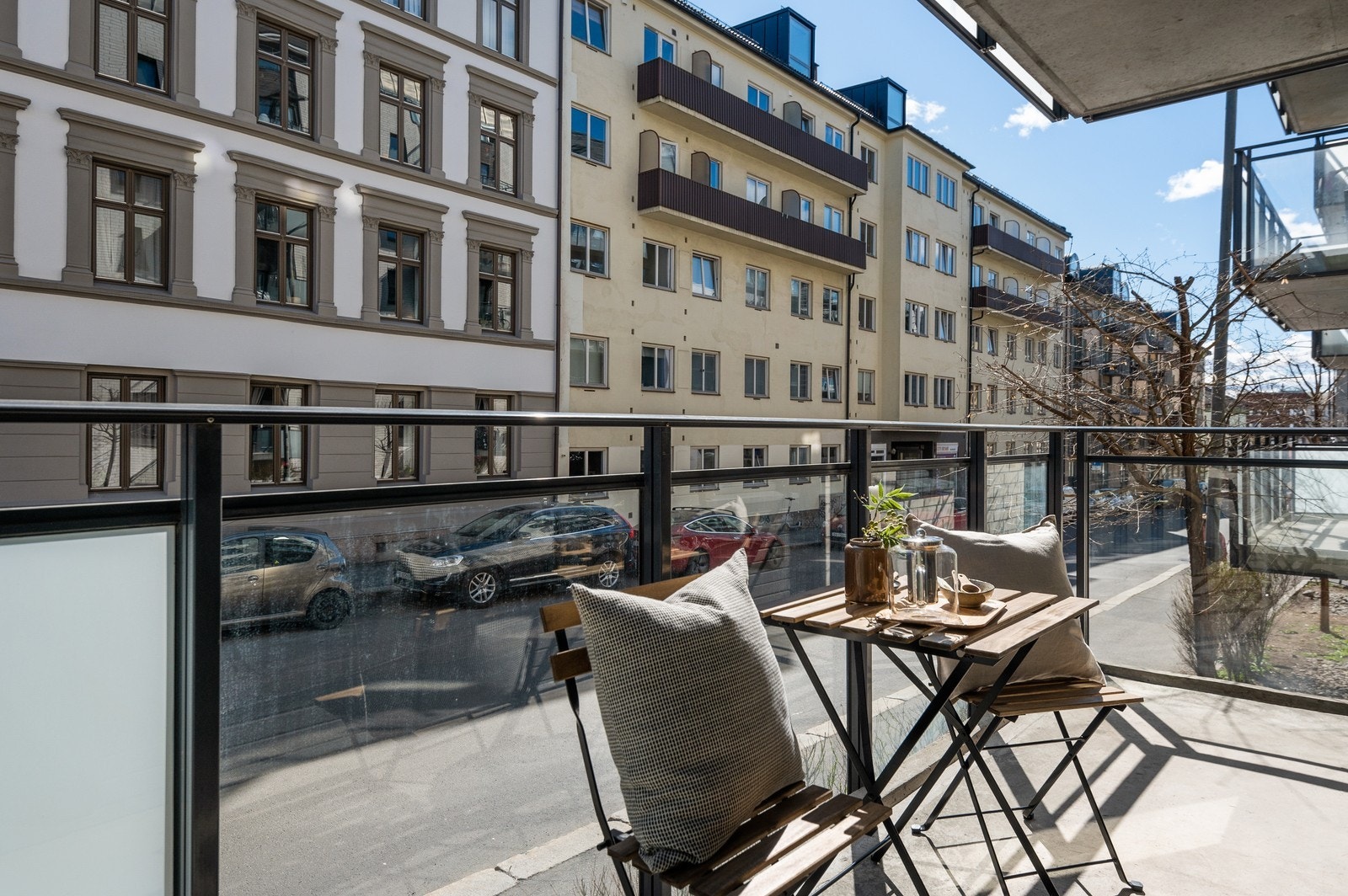 Balkong med formiddagssol. Galleribilde