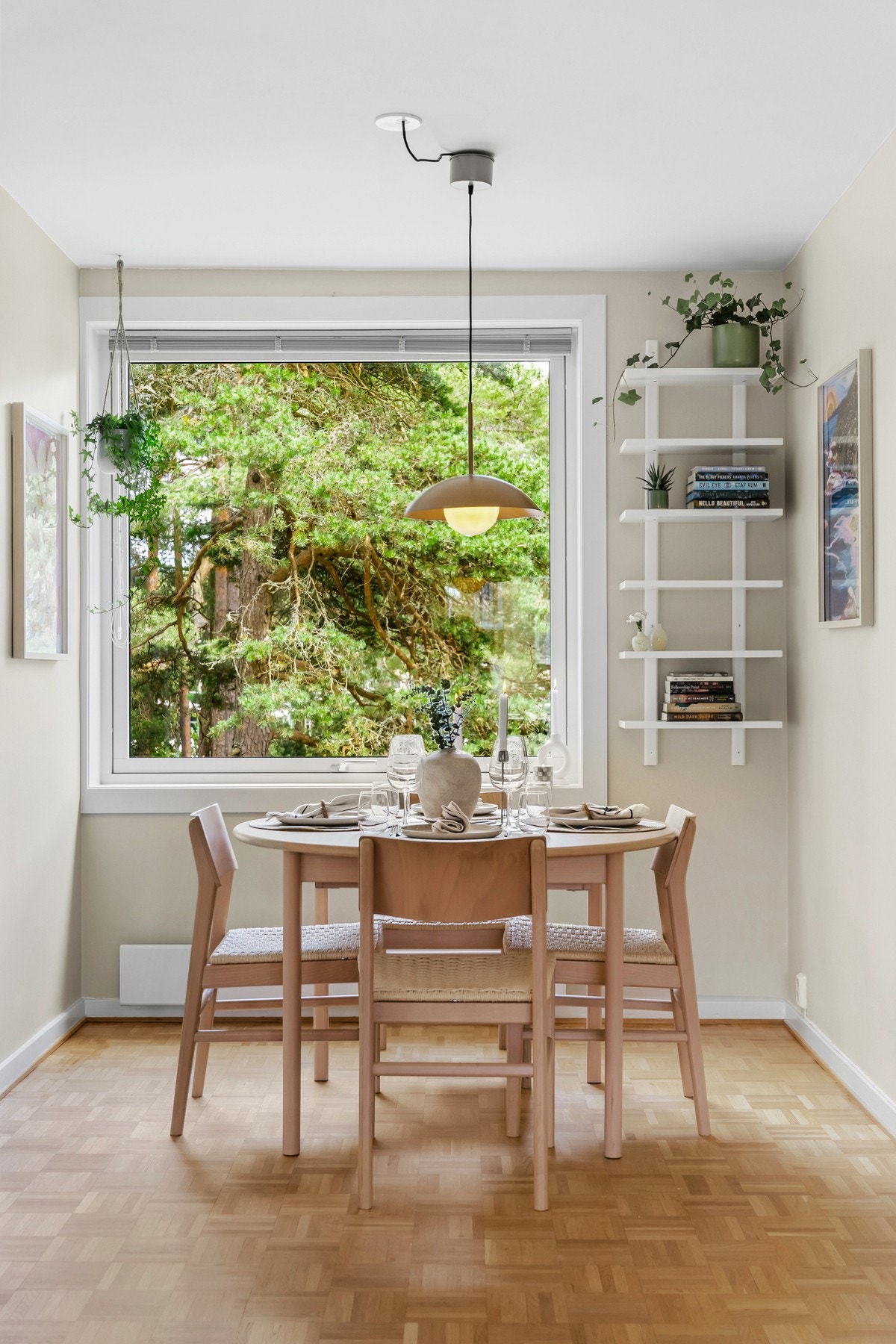 I sonen mellom stuen og kjøkkenet passer det utmerket å innrede med et spisebord. Galleribilde