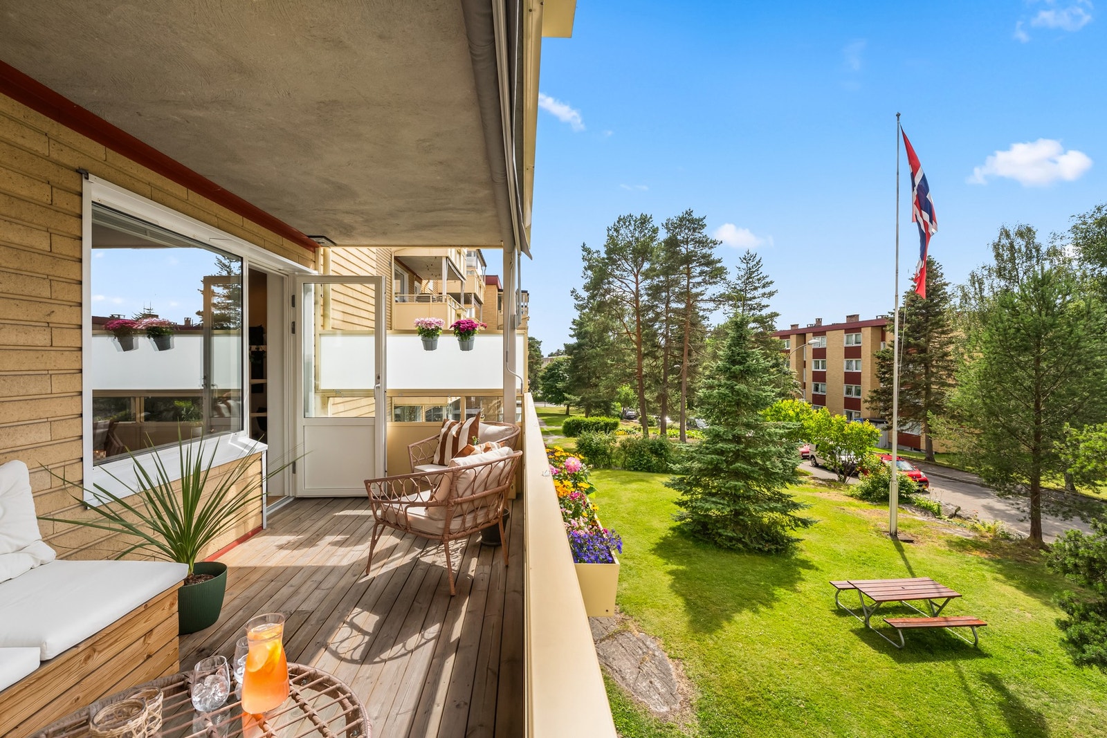 Den romslige uteplassen har god plass til å innredes med komfortable utemøbler og grill. Skjermet beliggenhet med store grøntarealer utenfor. Galleribilde