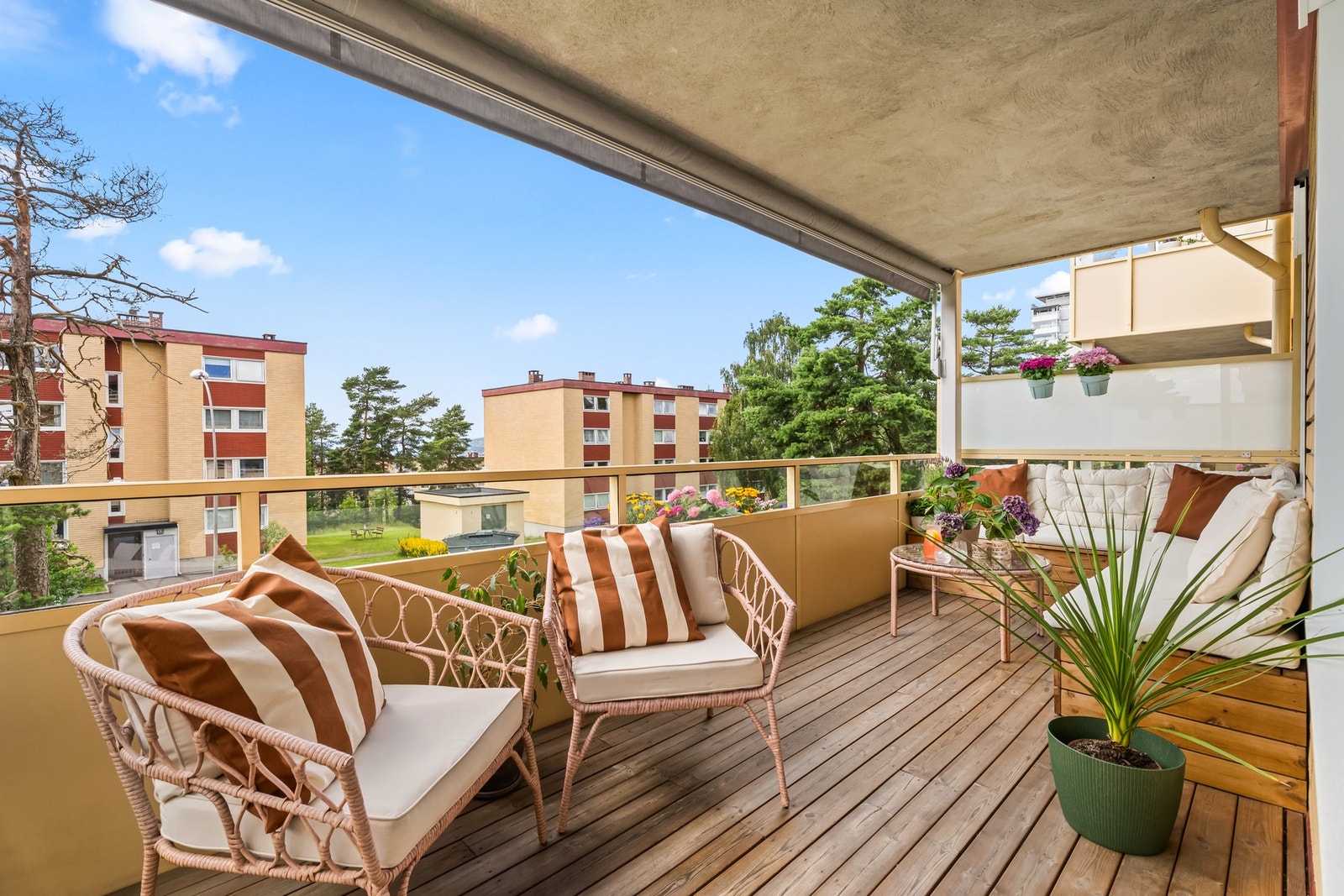 Fra stuen er det utgang til en stor, vestvendt balkong på ca. 11 kvm. Gulvet på balkongen er kledd med terrassebord og det er bygget et stor benk med oppbevaringsmulighet under. Galleribilde
