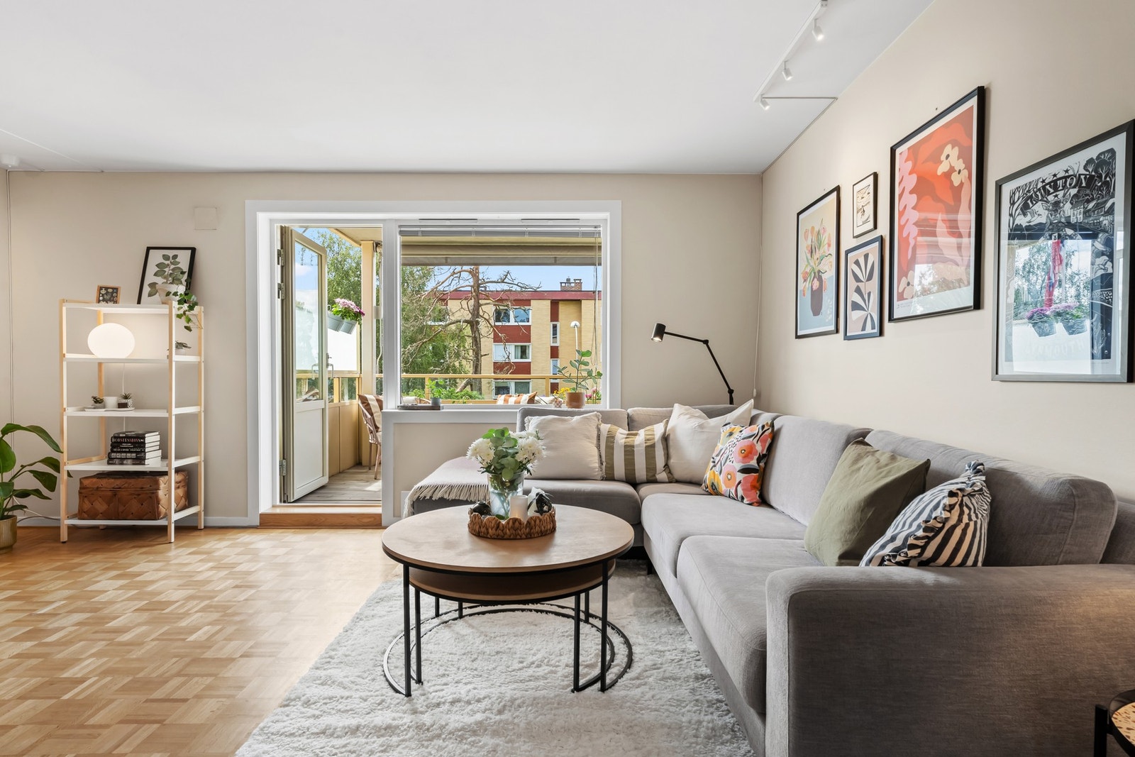 Store vindusflater mot vest sørger for godt med naturlig lysinnslipp. Vinduene og balkongdøren ble skiftet i 2017 i regi av borettslaget. Galleribilde