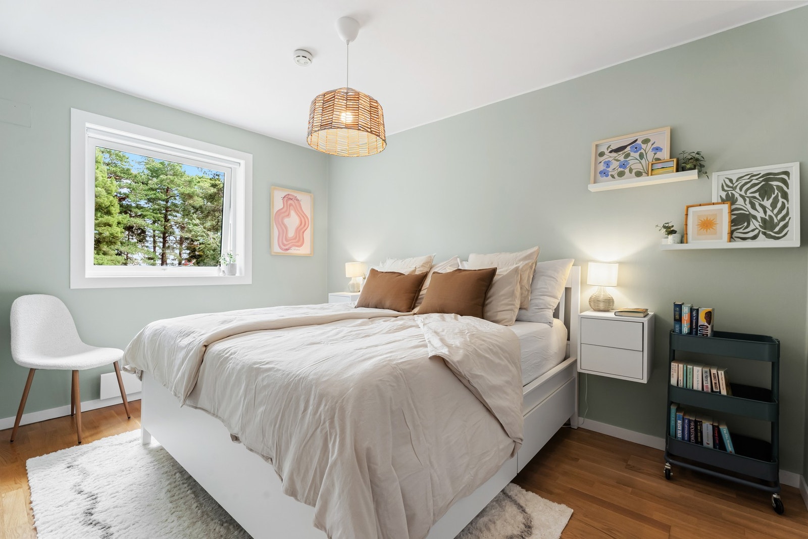 Leiligheten har to romslige soverom med vinduer som slipper inn godt med naturlig lys. Galleribilde