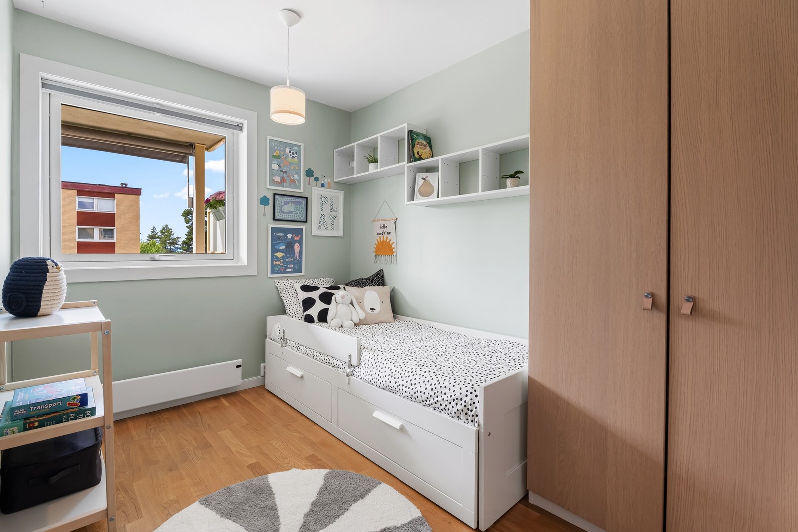 Soverom II er også av god størrelse med god plass til seng, kontorpult og garderobe. Galleribilde