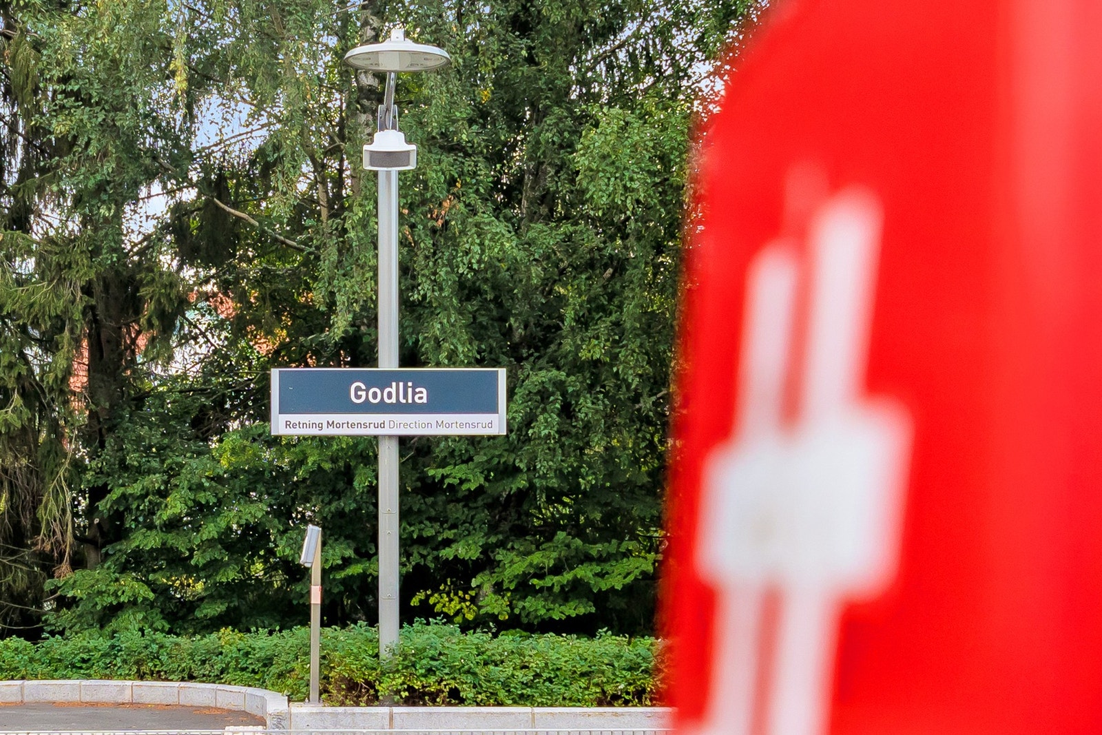 Det er ca. 12 minutters gange til Godlia T-banestasjon. T-banen tar deg inn til sentrum på ca. 13 min og går hele 8 avganger i timen for T-bane linje 3. Galleribilde