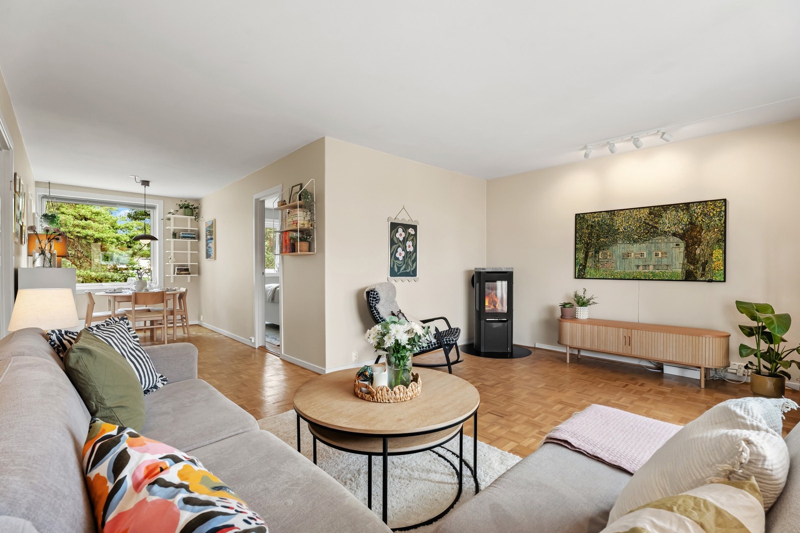 Kranveien 18 er en lys og pen 3-roms med gjennomgående planløsning, peisovn og stor, vestvendt balkong i andre etasje. Beliggenheten er populær og tilbaketrukket. Galleribilde