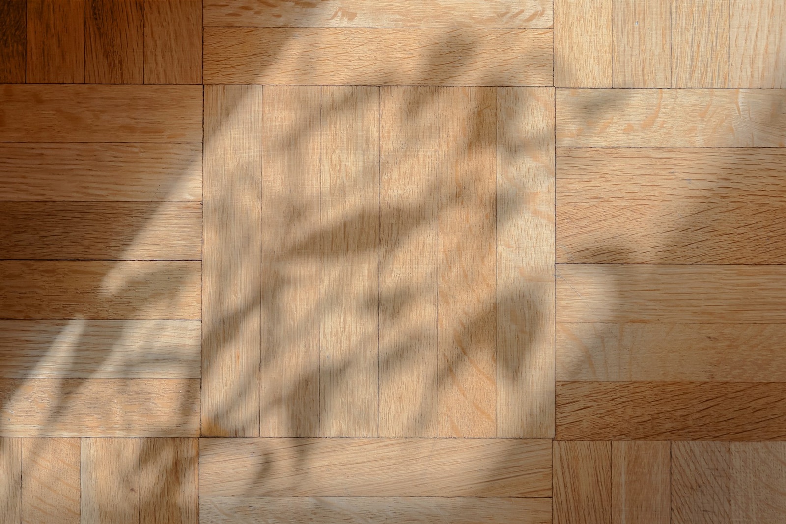 Flott fire-stavs parkettgulv i stuen. Galleribilde