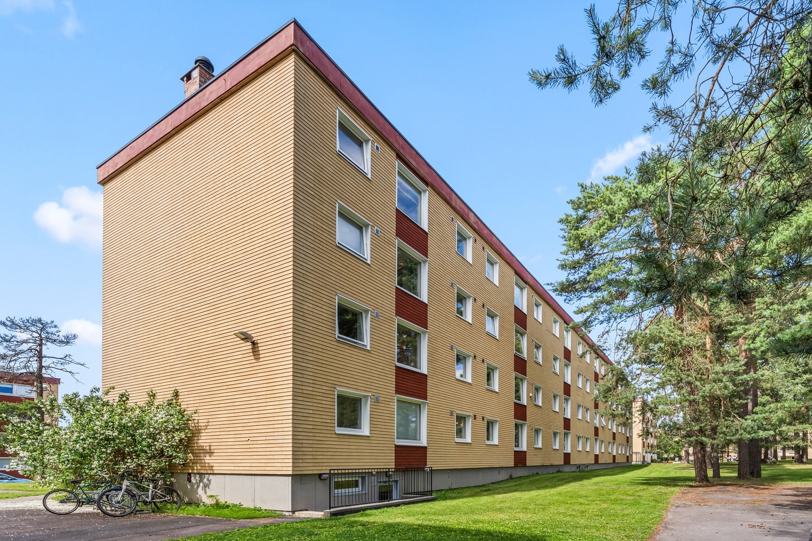 Rundt bebyggelsen er det pent opparbeidede fellesarealer med plen, trær, beplantning og asfalterte gangveier. Galleribilde