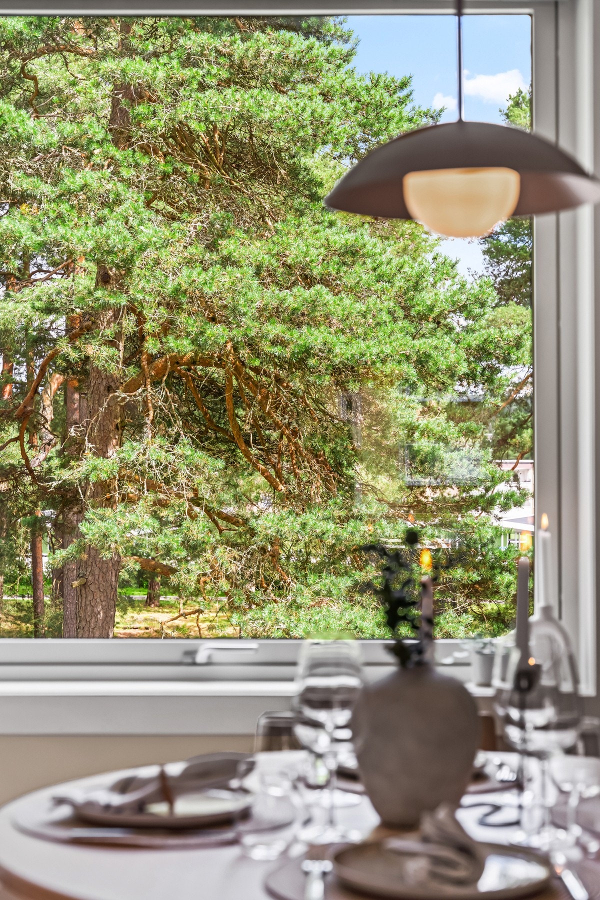 Herfra er det hyggelig og grønt utsyn, og den gjennomgående planløsningen sørger for flott gjennomlys. Galleribilde