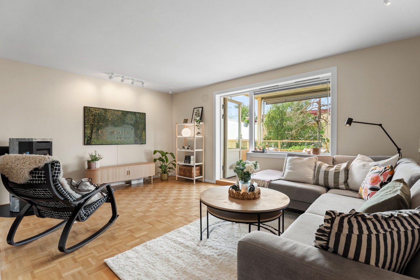 Rommet har god plass til både sofa- og tv-løsning, samt en naturlig sone for spisebord. Galleribilde