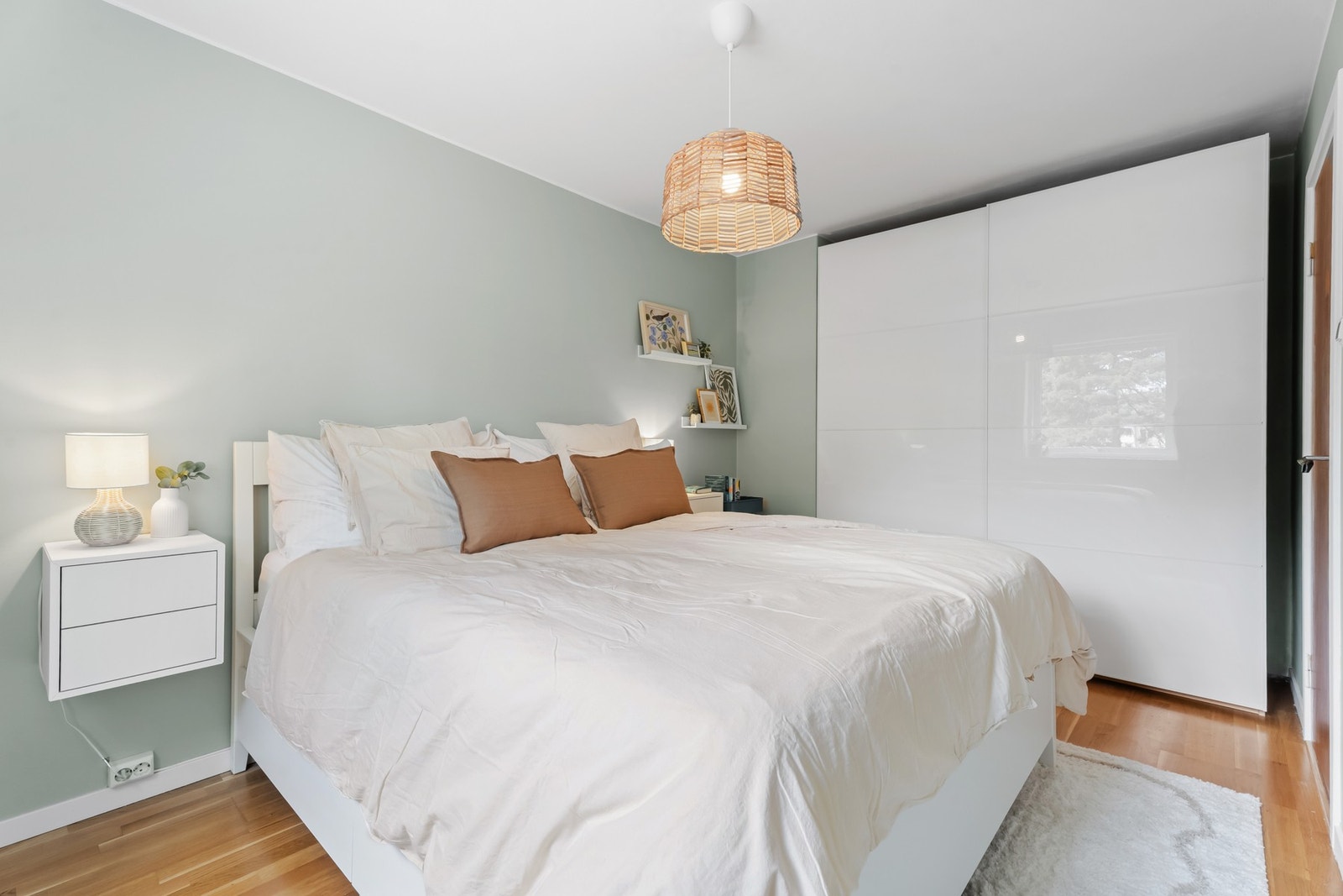 Hovedsoverommet er av god størrelse med fin plass til dobbeltseng og nattbord, og er innredet med et stort garderobeskap for lagring. Galleribilde