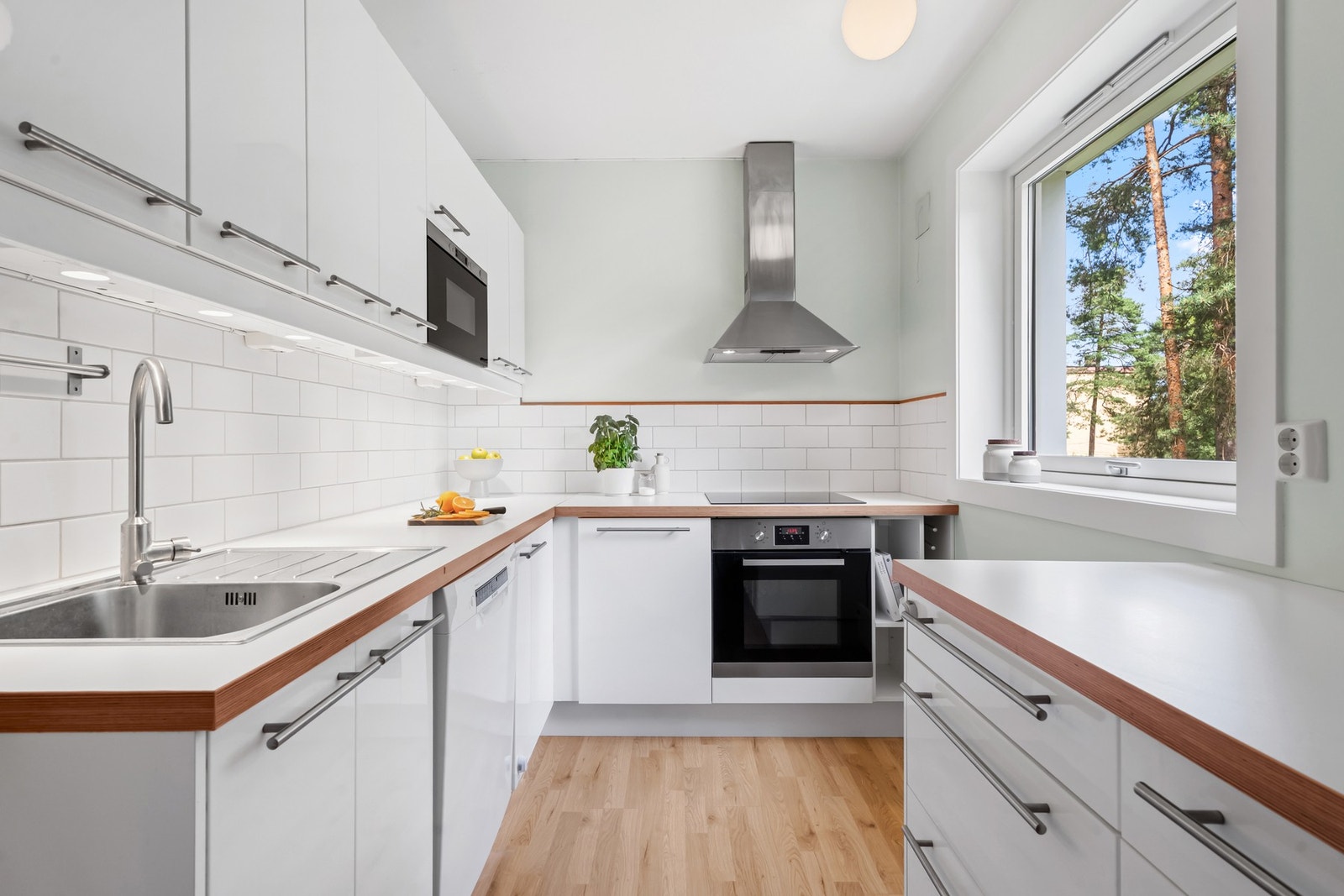 Pent kjøkken fra 2012 som ligger praktisk til i eget rom. Innredningen har slette fronter, dempefunksjoner og benkebelysning. Galleribilde