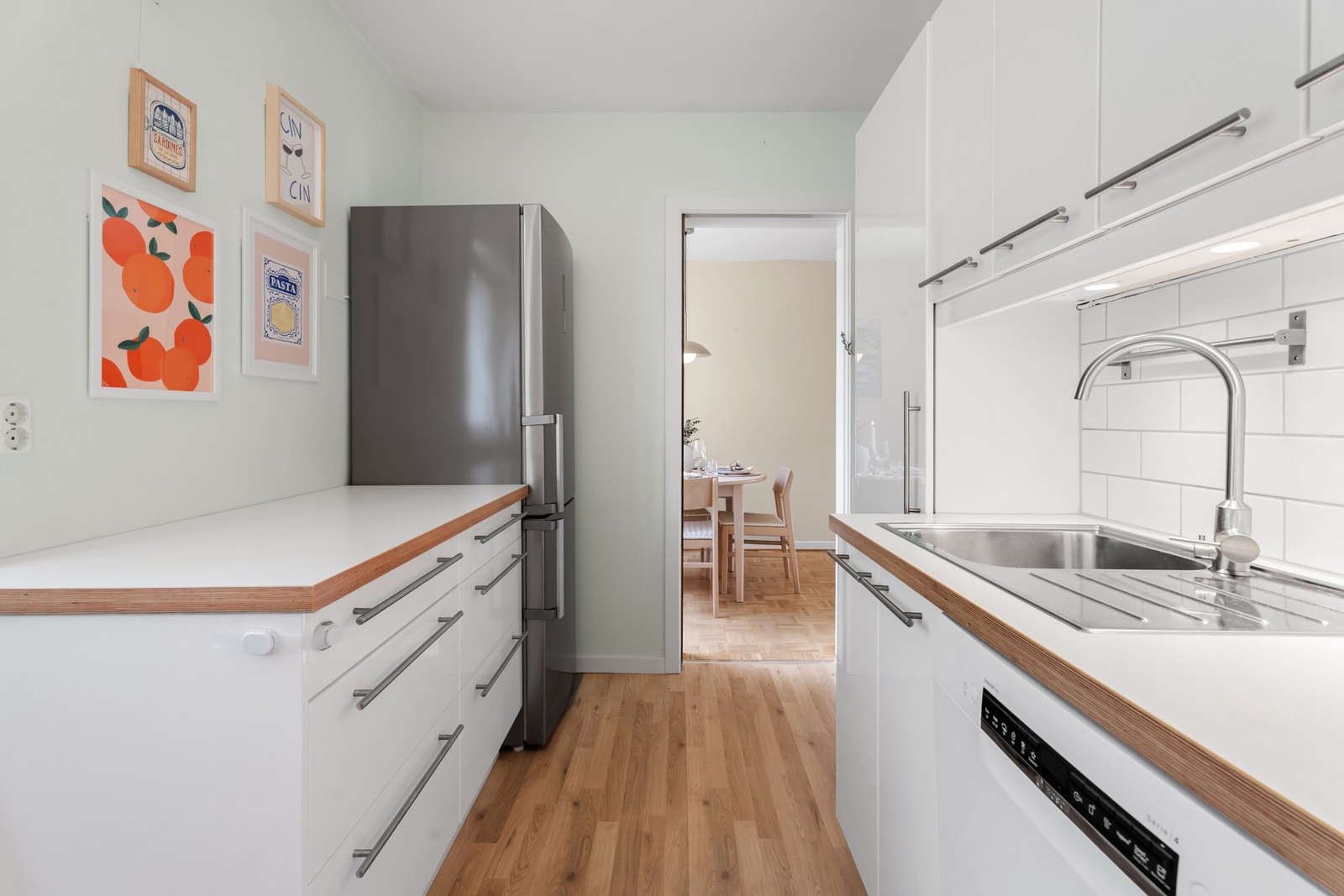 Videre har kjøkkenet integrert platetopp, stekeovn og oppvaskmaskin, samt en moderne kullfilterventilator over kokesonen. Det er installert automatisk lekkasjestopper til oppvaskmaskinen. Galleribilde