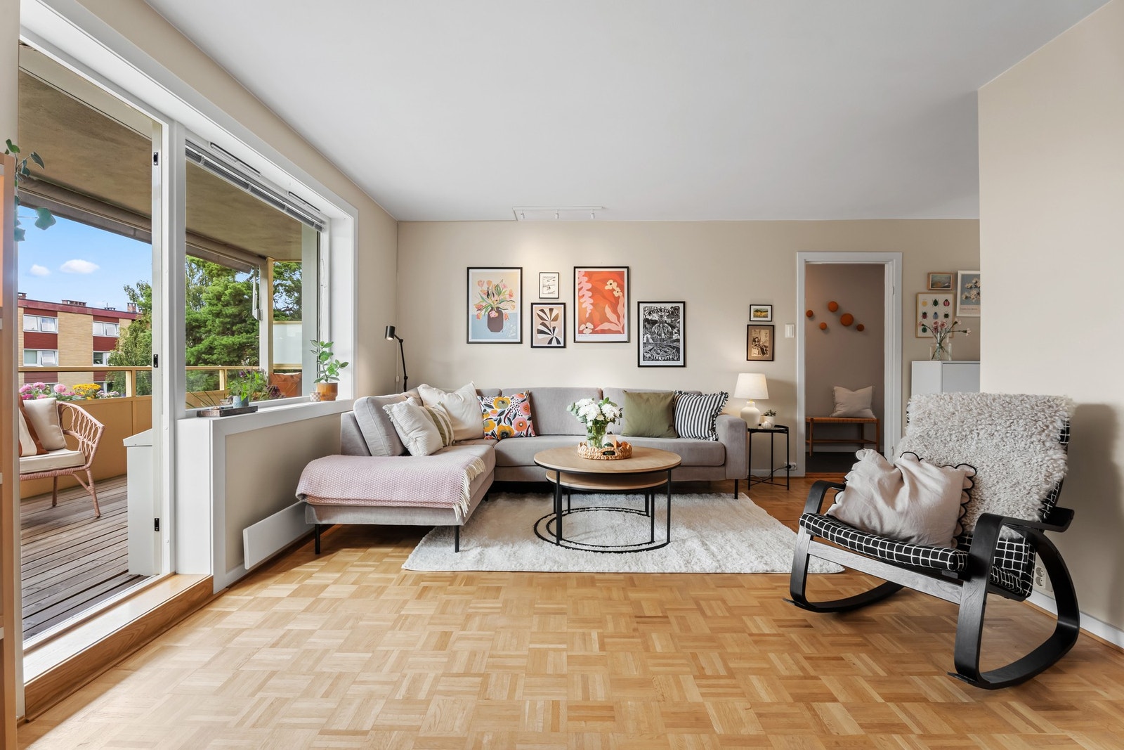 Leiligheten har en lys og innbydende stue med 4-stavs parkett på gulvet, vegger malt i en moderne tone og et hvitmalt, listefritt tak. Galleribilde