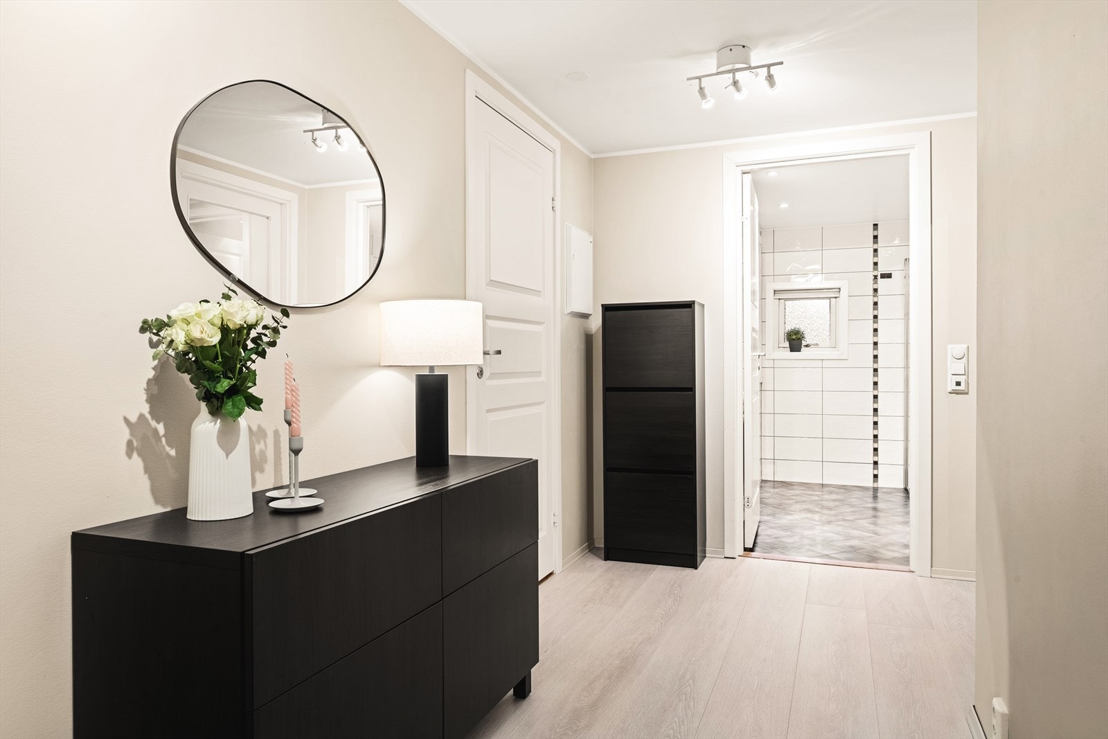 Vi møtes av en lys og romslig gang, hvor pene farge- og materialvalg gir et godt førsteinntrykk av leiligheten Galleribilde