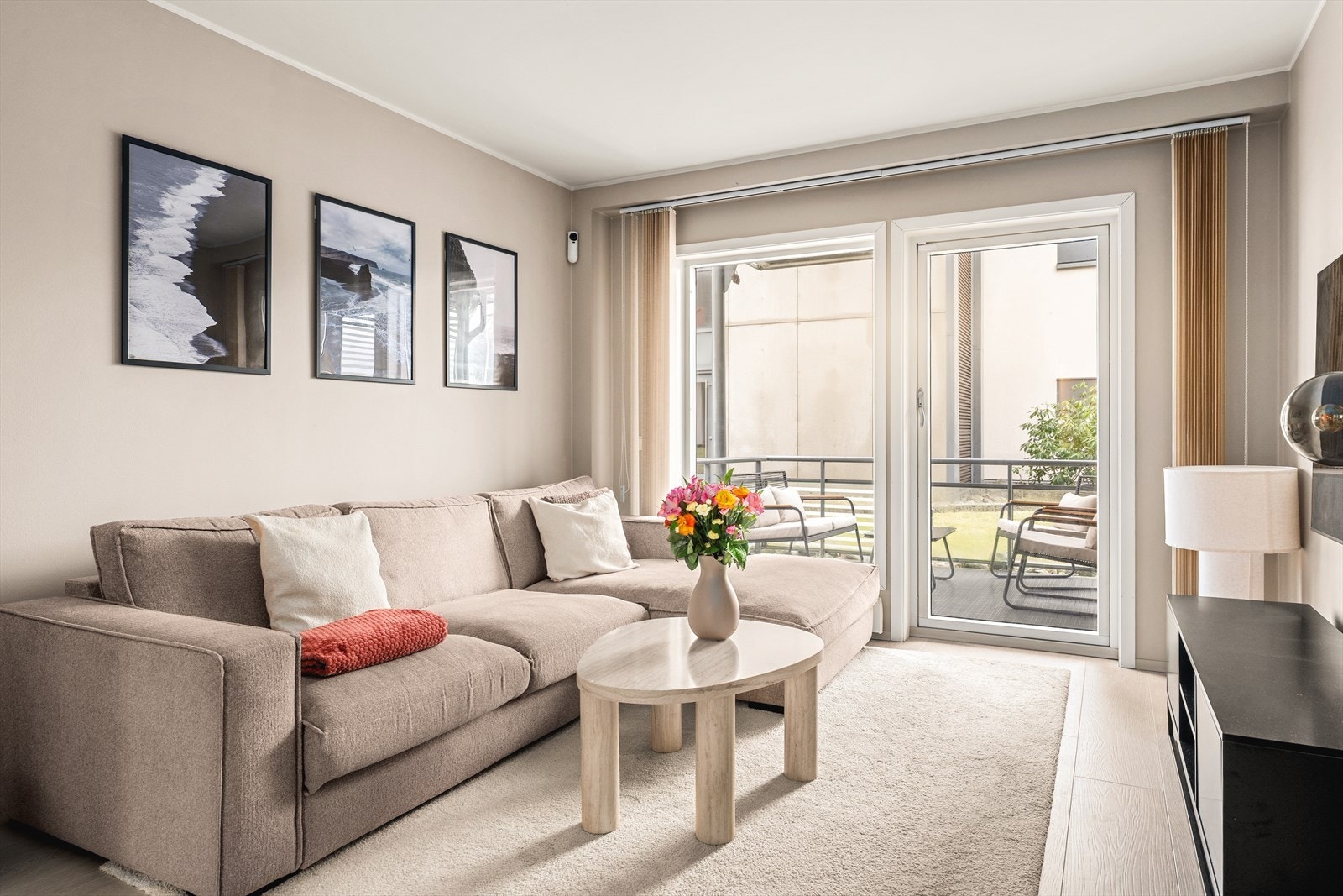 Stuen er malt i en tidsriktig farge, og store vindusflater sørger for rikelig med naturlig lysinnslipp Galleribilde