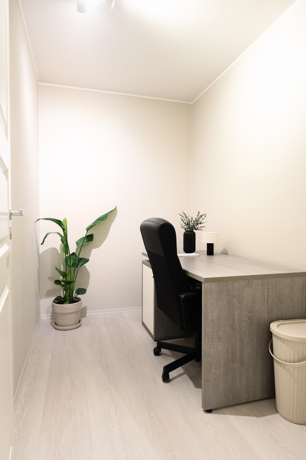 Praktisk rom på 4,8m², perfekt som hjemmekontor, hobbyrom eller for ekstra oppbevaring Galleribilde