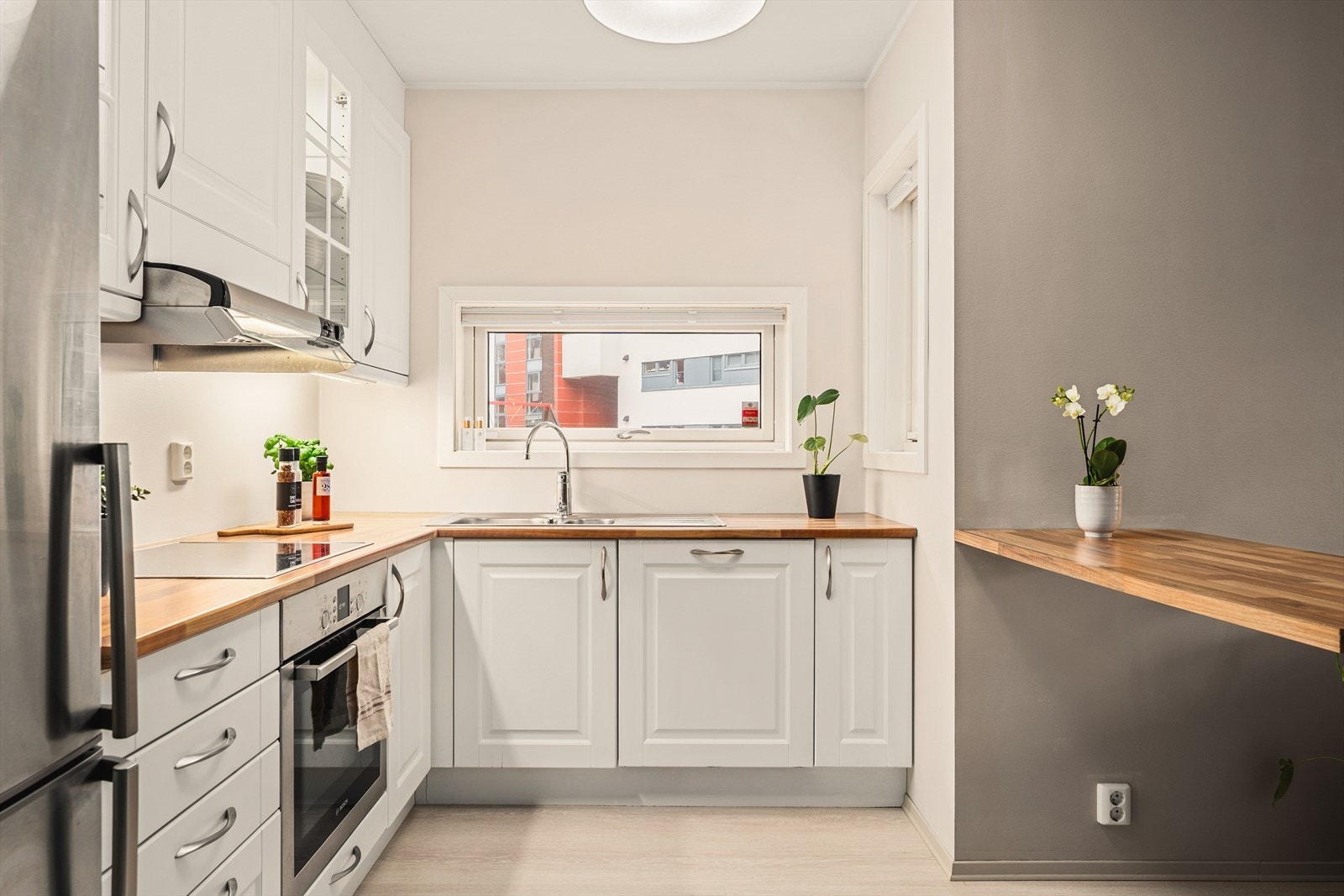 Kjøkkeninnredning fra Designa, med profilerte fronter og benkeplate i laminat Galleribilde