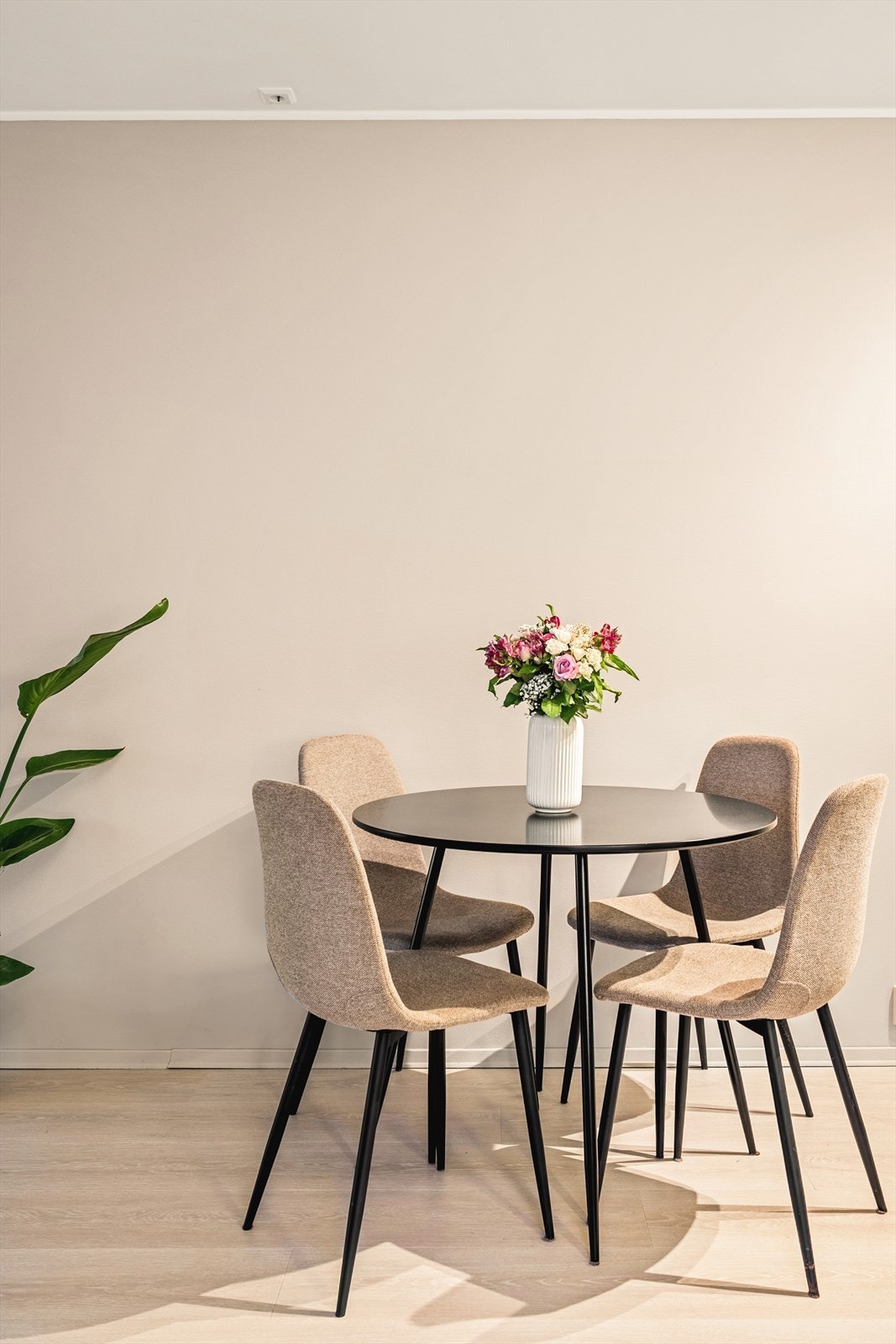 Gjennomgående for hele leiligheten er et pent énstavs laminatgulv Galleribilde