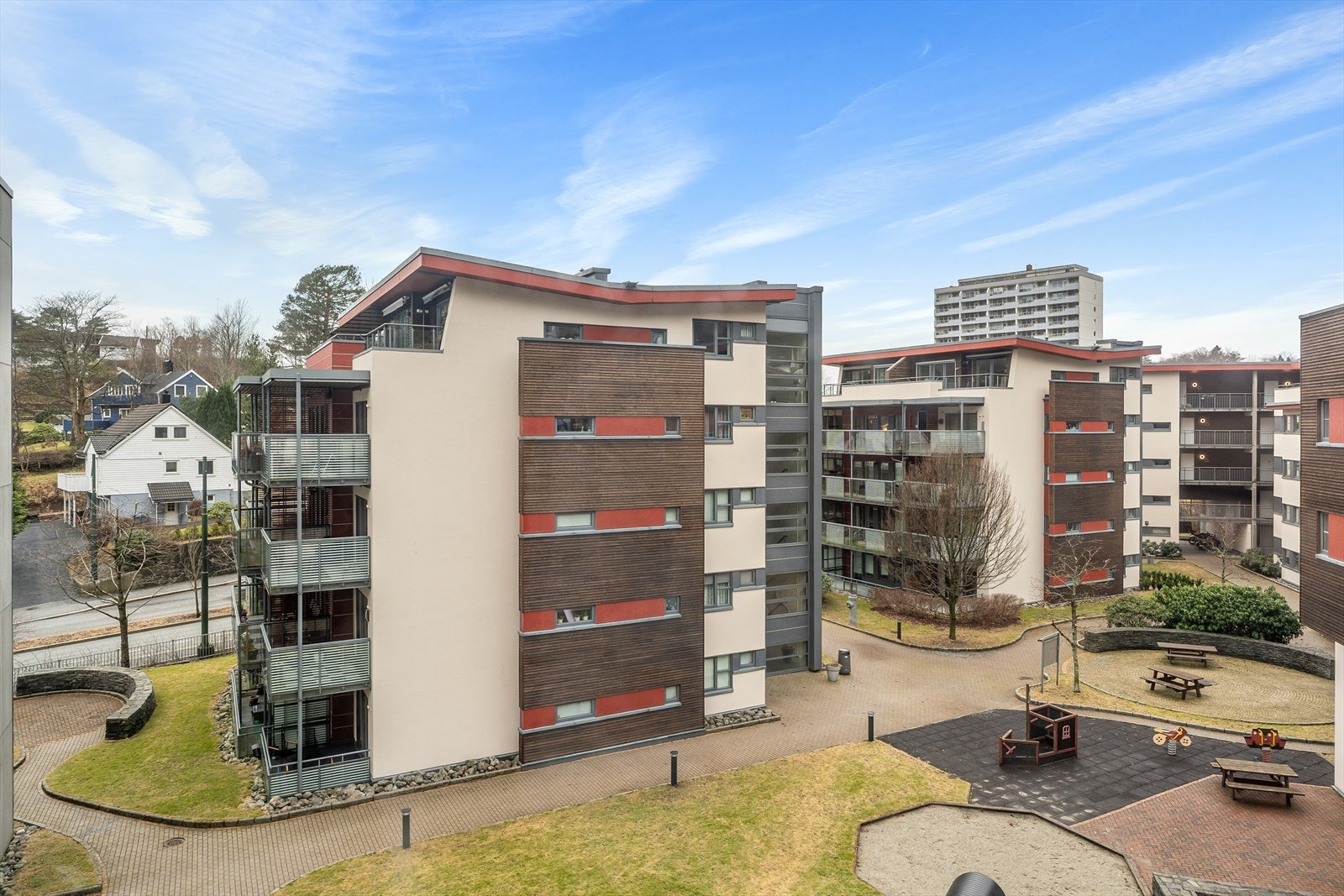 Fellesområdene er pent opparbeidet med grøntområder, lekeplass og sittegrupper Galleribilde