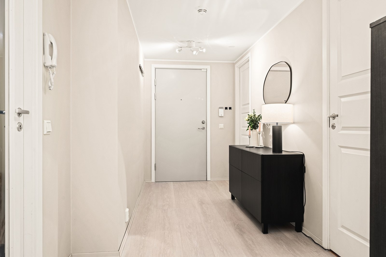 Her er det god plass til oppbevaring av yttertøy og sko Galleribilde