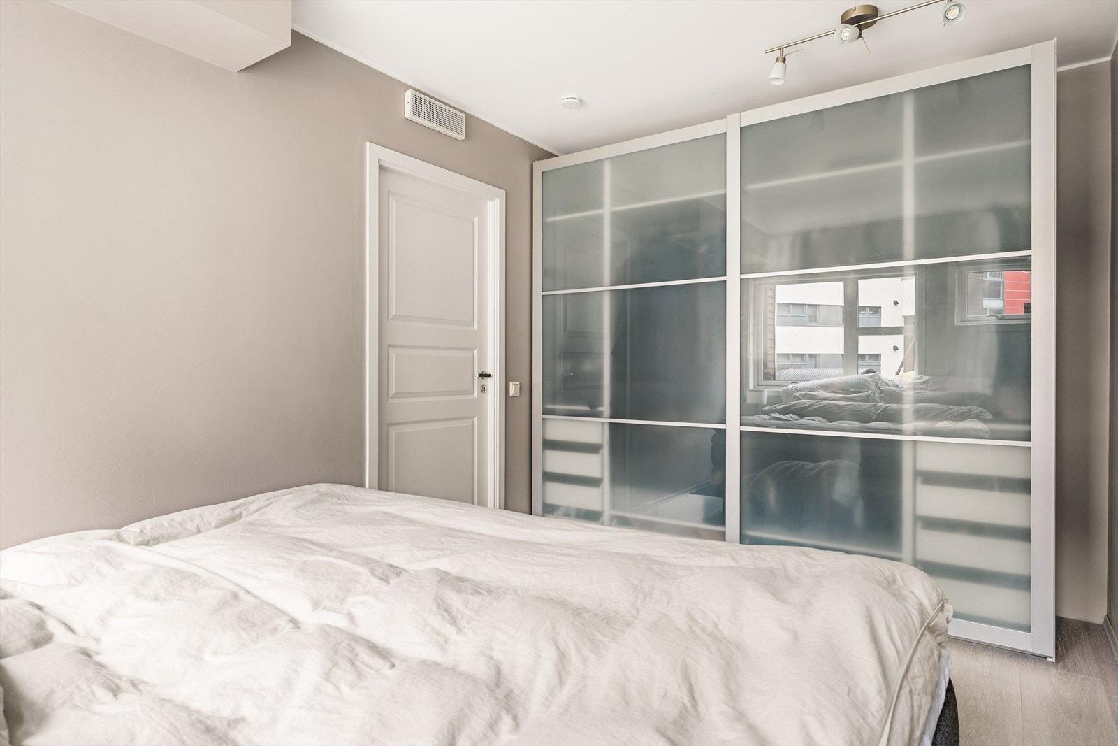 Romslig skyvedørsgarderbobe medfølger i handelen Galleribilde