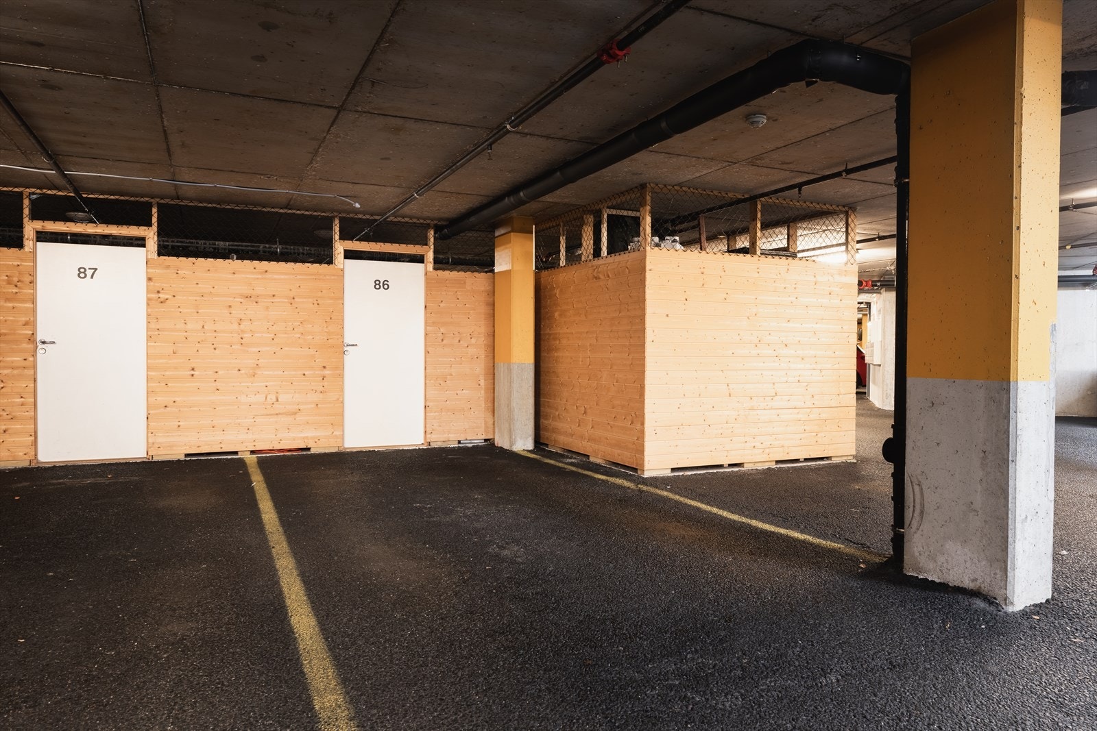 Trappefri og tørrskodd adkomst til bil og bod. Det er mulig å installere elbil-lader. Galleribilde