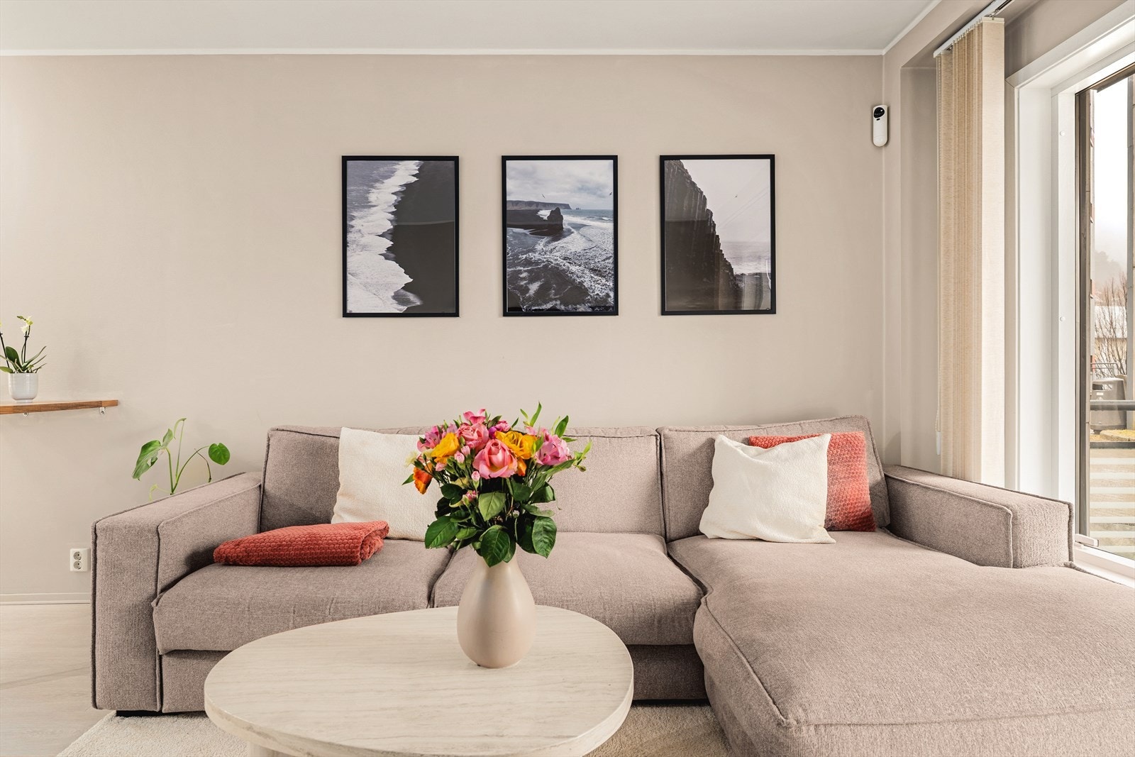 Her har du god plass til å innrede med både sofakrok og spisestue Galleribilde