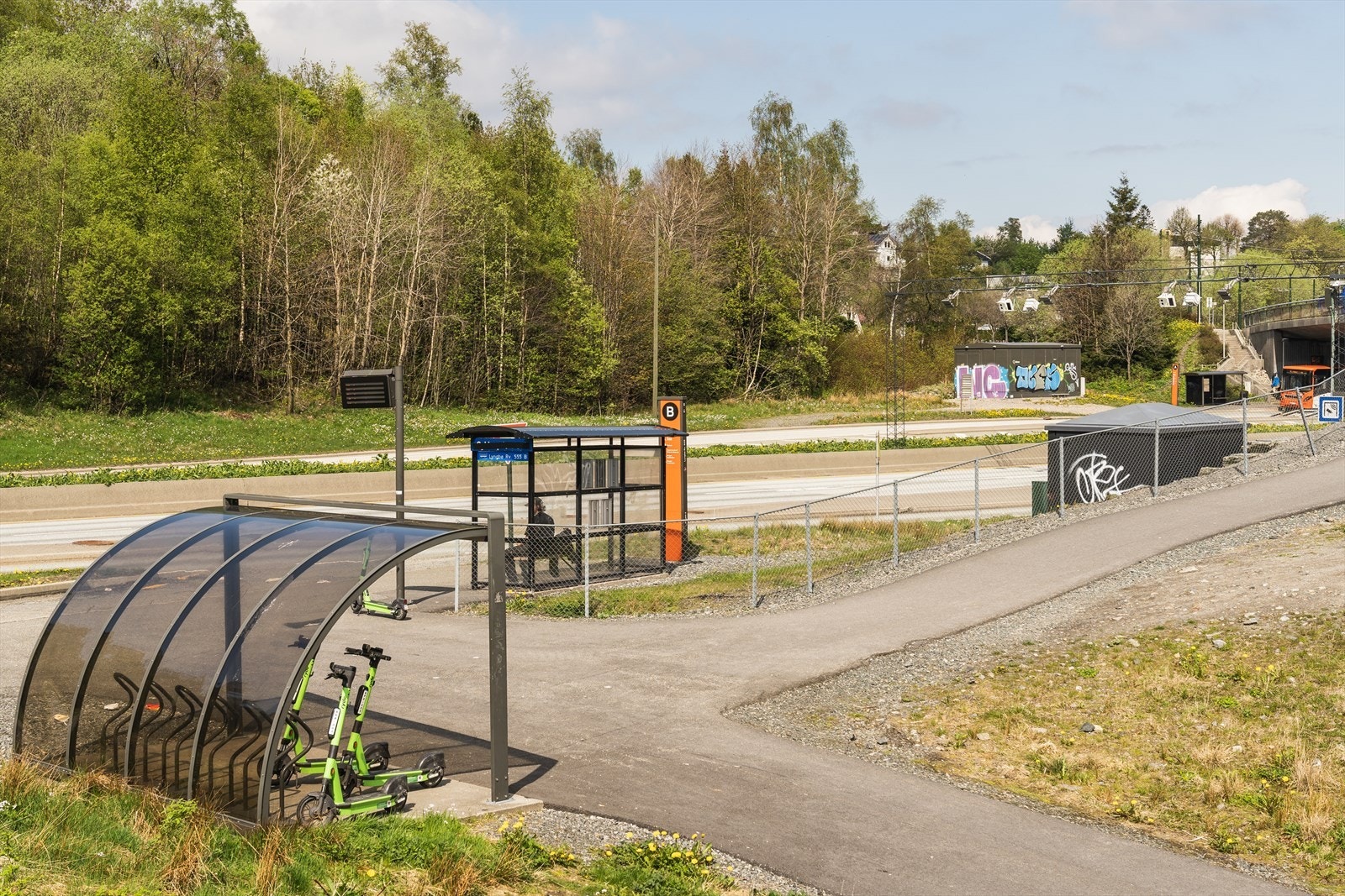 Få minutters gange til busstopp på Lyngbø, med hyppige avganger mot sentrum og Bergen Vest Galleribilde