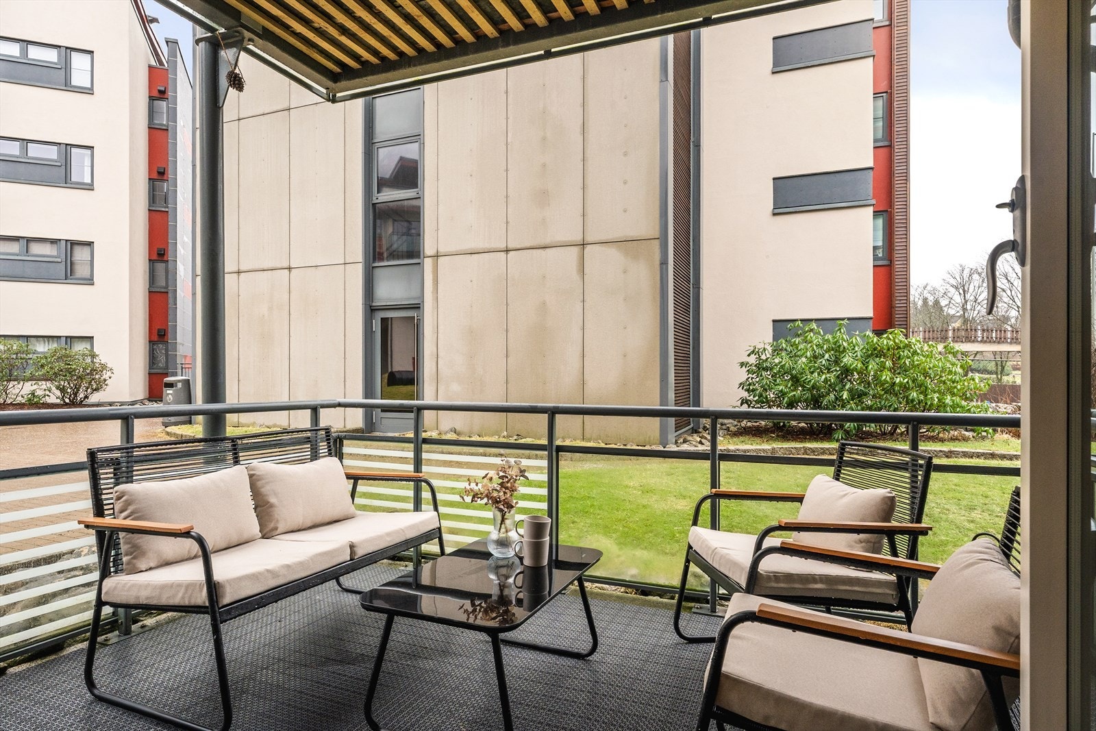 En flott to-roms med kontor, gode kvaliteter og sentral beliggenhet, terrasse mot sør-vest og fast garasjeplass Galleribilde