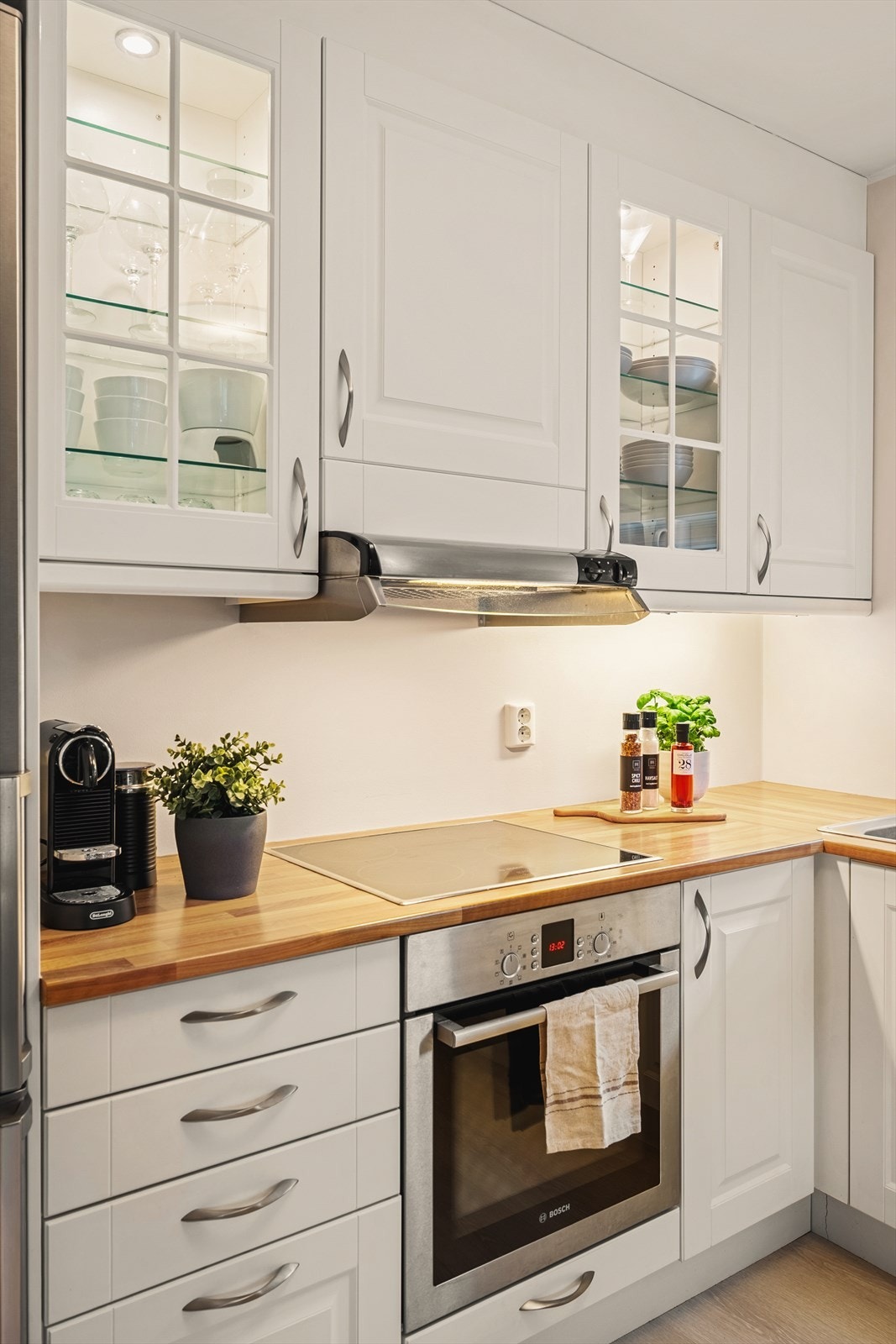 Av integrerte hvitevarer medfølger det induksjonsplatetopp, stekeovn og oppvaskmaskin Galleribilde