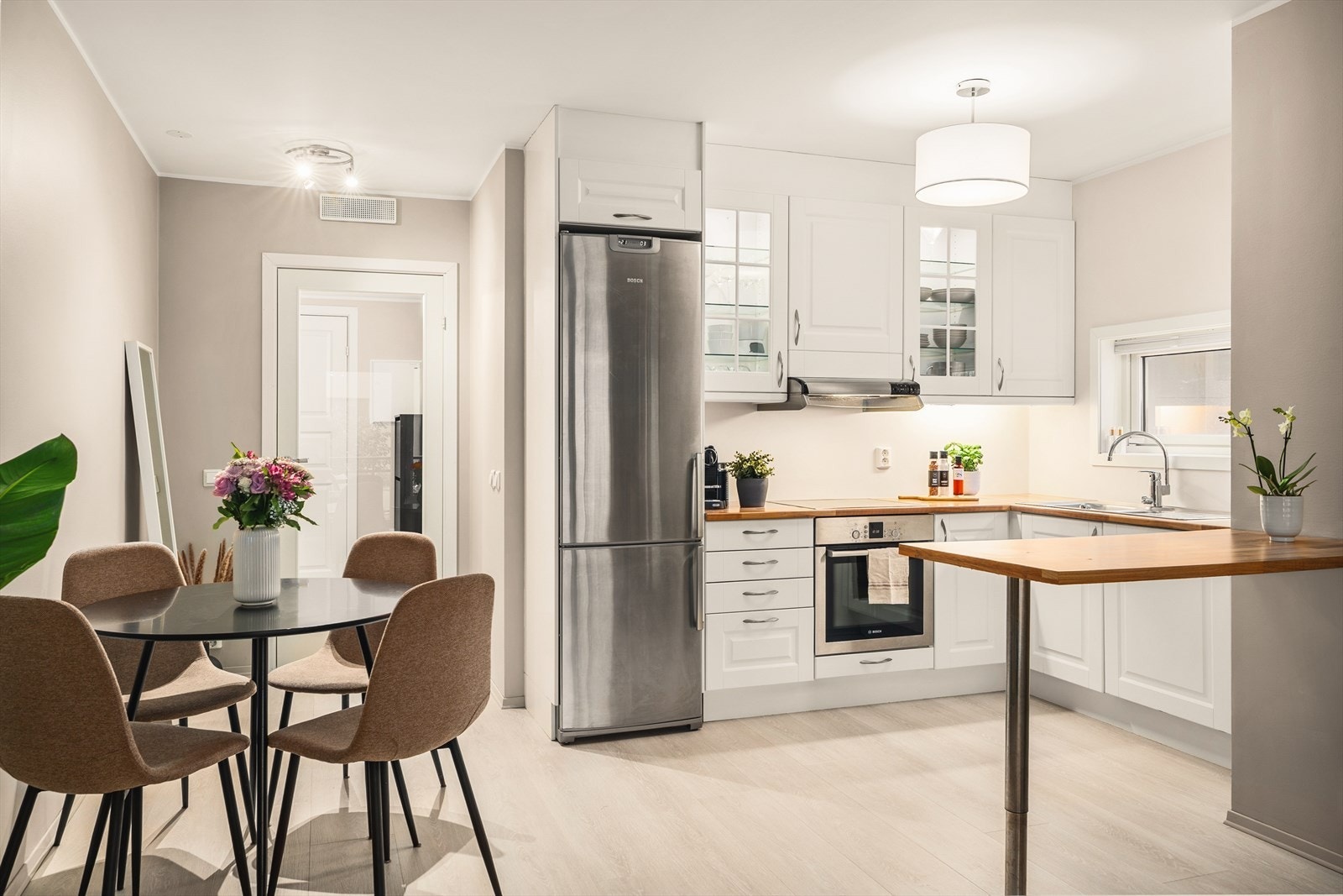 Kjøkkenet er romslig og tidløst, med rikelig plass til både matlaging og oppbevaring Galleribilde