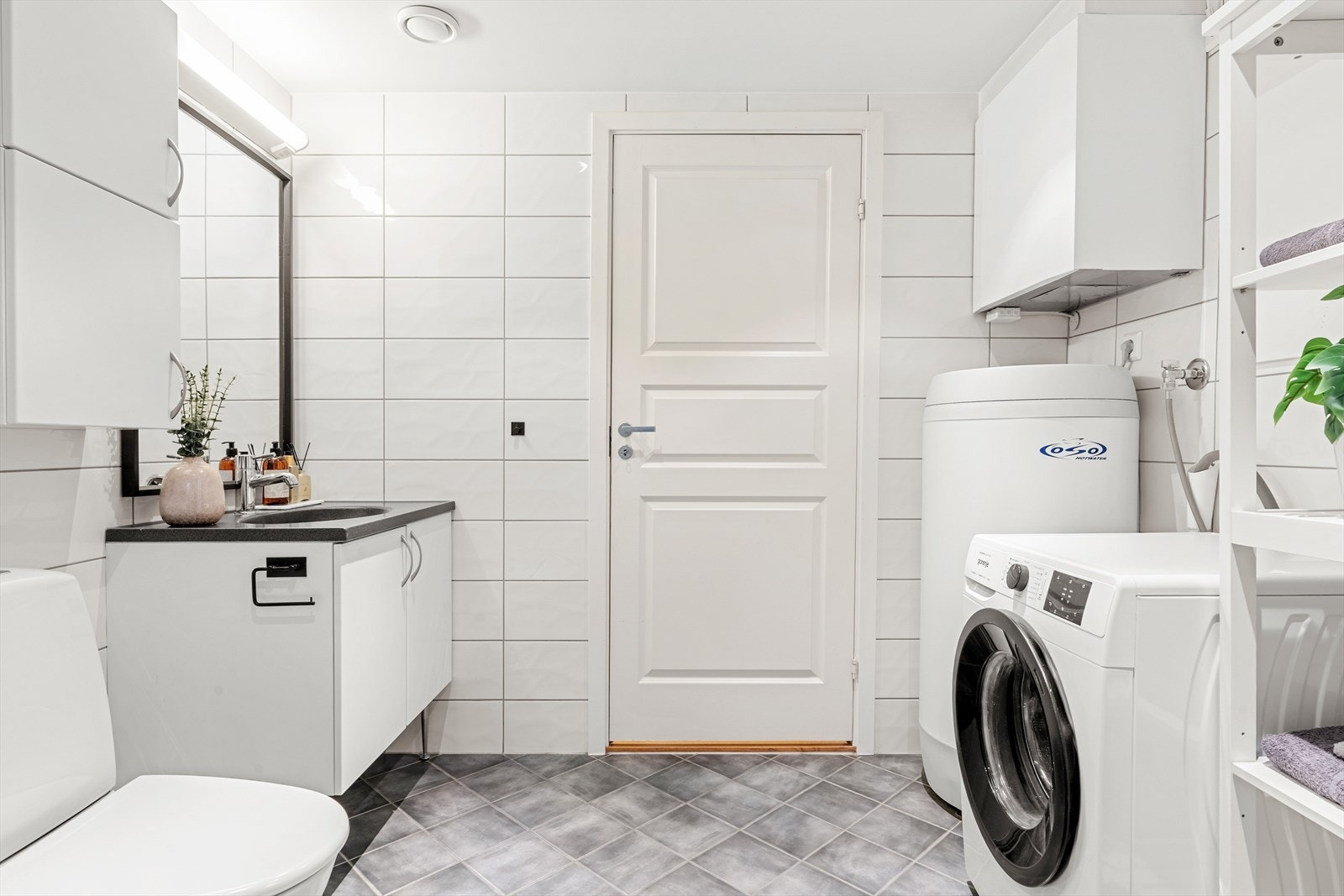 Badet er helfliset og moderne, med varmekabler i gulvet Galleribilde