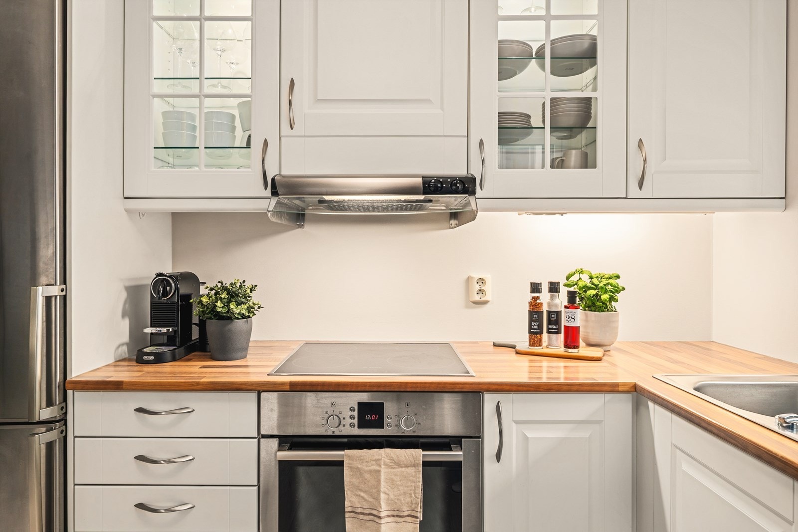 Over benkeplaten er det benyttet malte flater, stål oppvaskkum og ventilator med avtrekk via balansert ventilasjonssystem Galleribilde