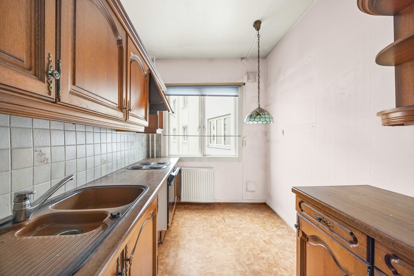 Kjøkkenet ligger i et eget rom med adkomst fra gangen. Galleribilde