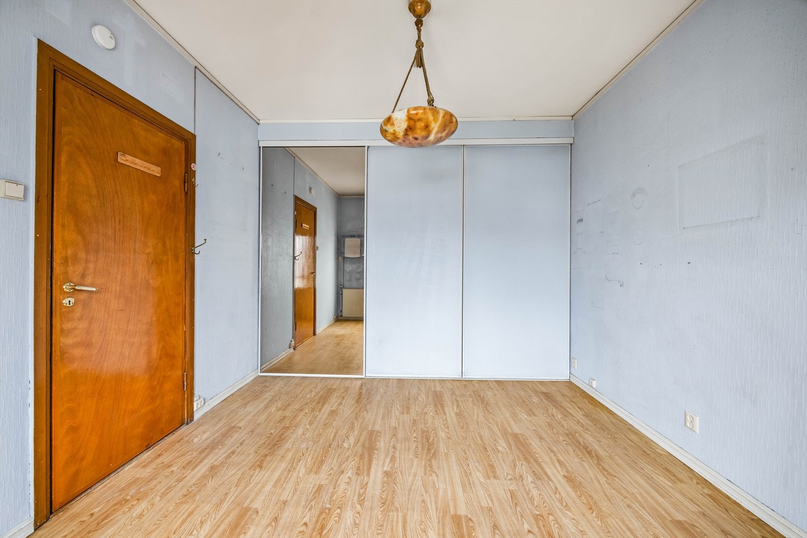 Soverom med skyvedørsgarderobe. Galleribilde