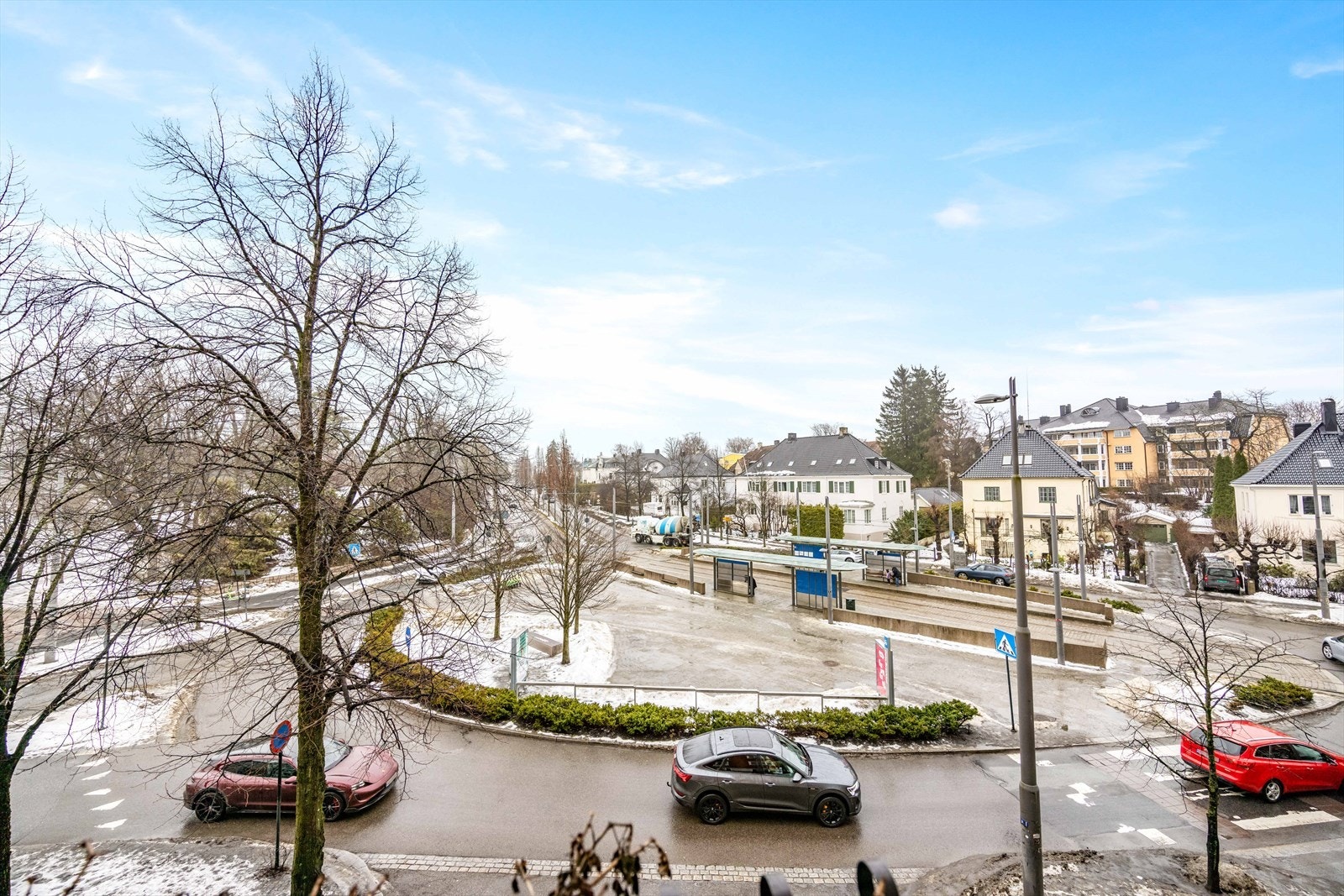 Rett utenfor finner du trikken og 20-bussen. I tillegg er det gangavstand til T-bane på Majorstuen. Galleribilde