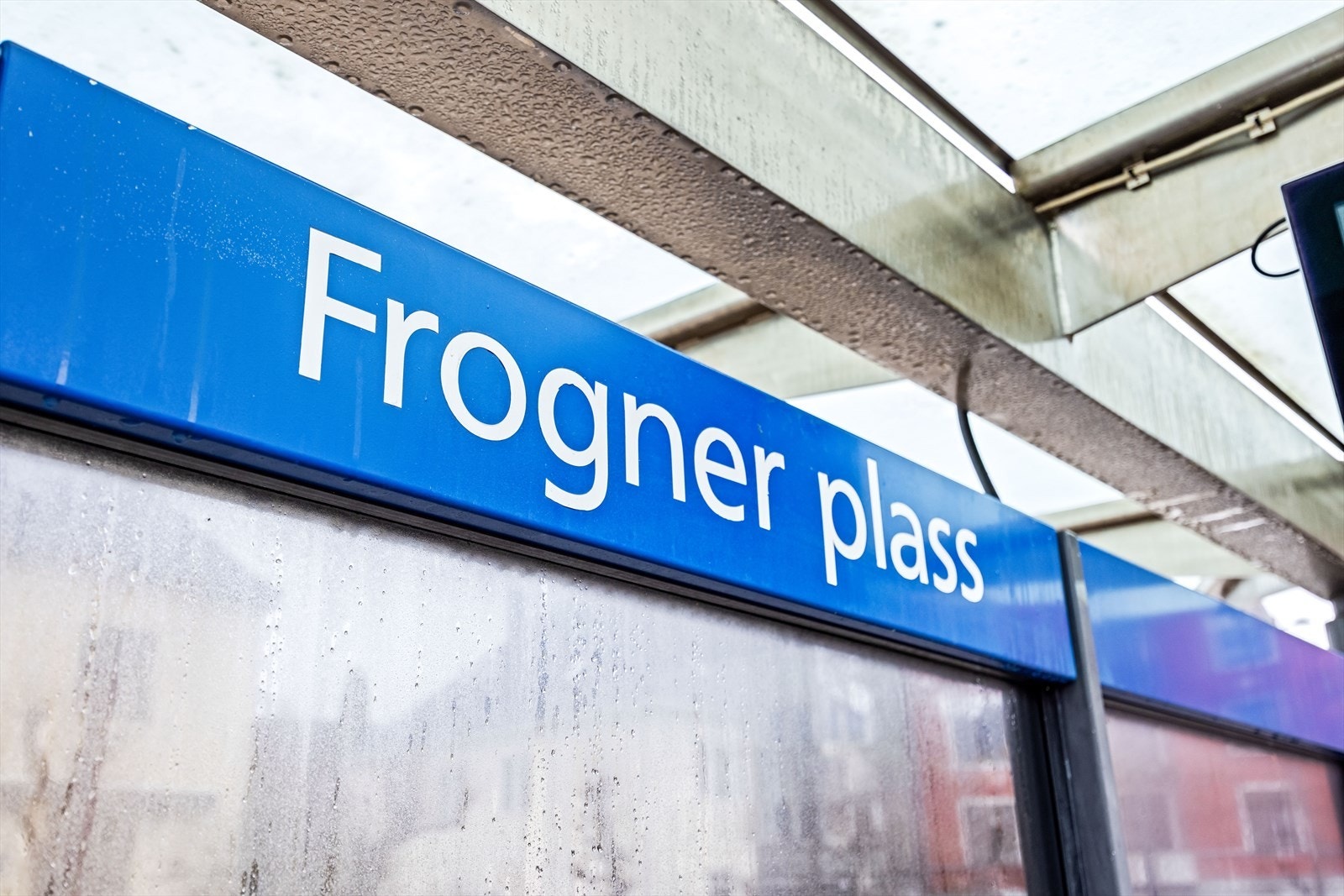 Trikken går rett utenfor, i tillegg går 20-bussen rett rundt hjørnet. Galleribilde