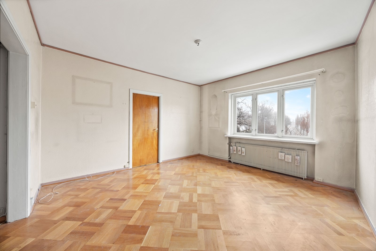 Stuene har eldre overflater og i enden er det vindu med utsikt over Frognerparken og Frogner plass. Galleribilde