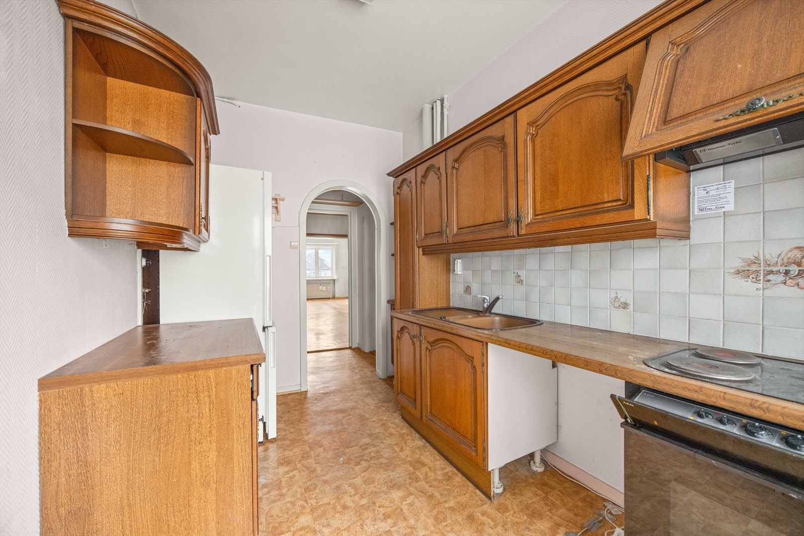 Det er integrert stekeovn og koketopp samt opplegg for oppvaskmaskin. Ventilator over kokesonen. Galleribilde