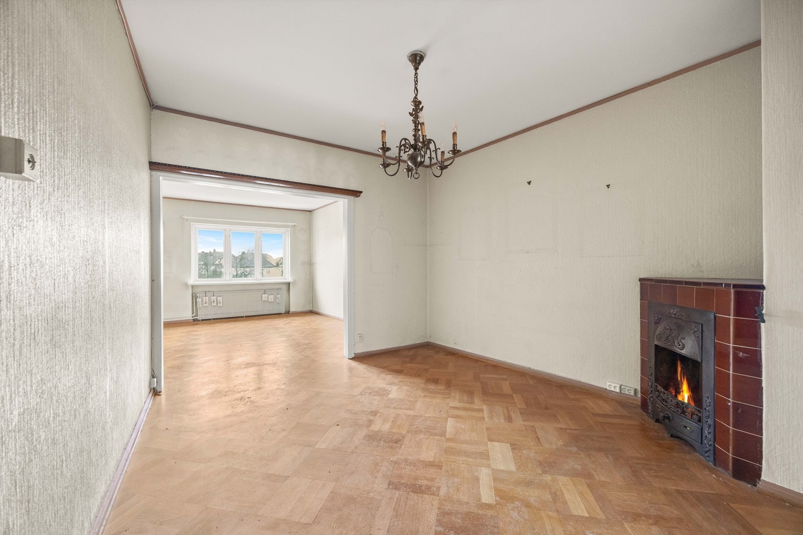 Fra entreen kommer man inn til en mellomstue med sjarmerende ildsted i hjørnet. Galleribilde