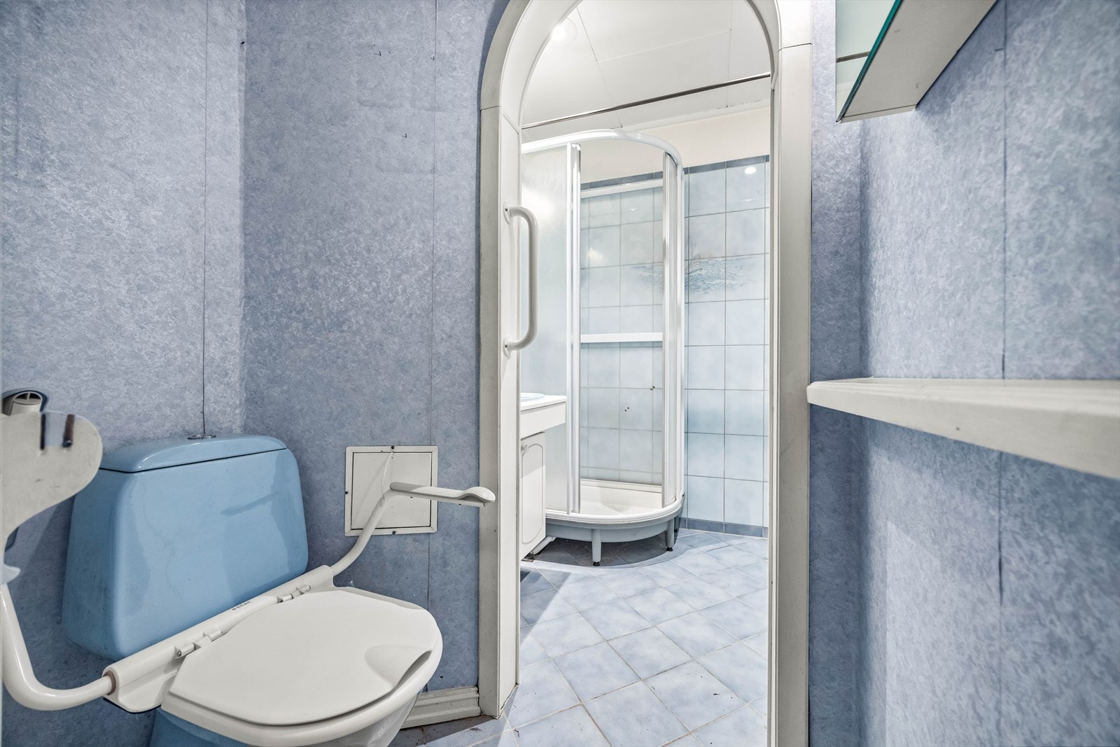 Flislagt baderom med varme i gulvet. Galleribilde