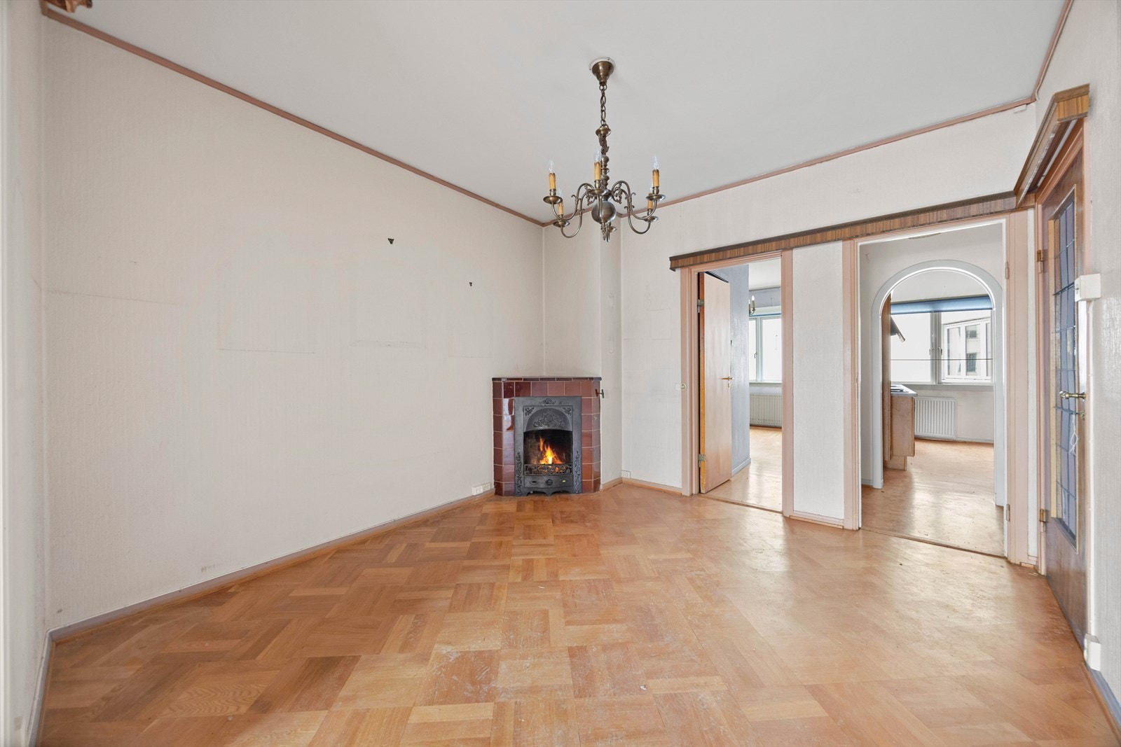 Fra mellomstuen er det inngang til ytterligere en stue, samt soverom og kjøkken. Galleribilde