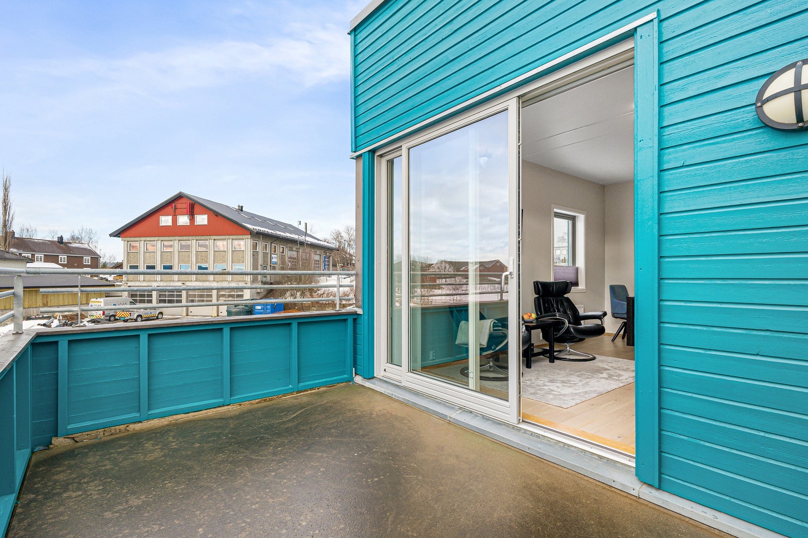 Fra stuen er det direkte utgang til en sørvendt balkong med ypperlige solforhold. Galleribilde