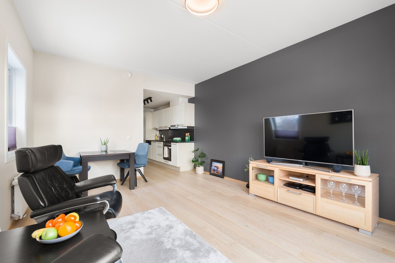 Med en gjennomtenkt planløsning og takhøyde på 2,7 meter i størstedelen av boligen, oppleves leiligheten både åpen og lett å innrede. Galleribilde