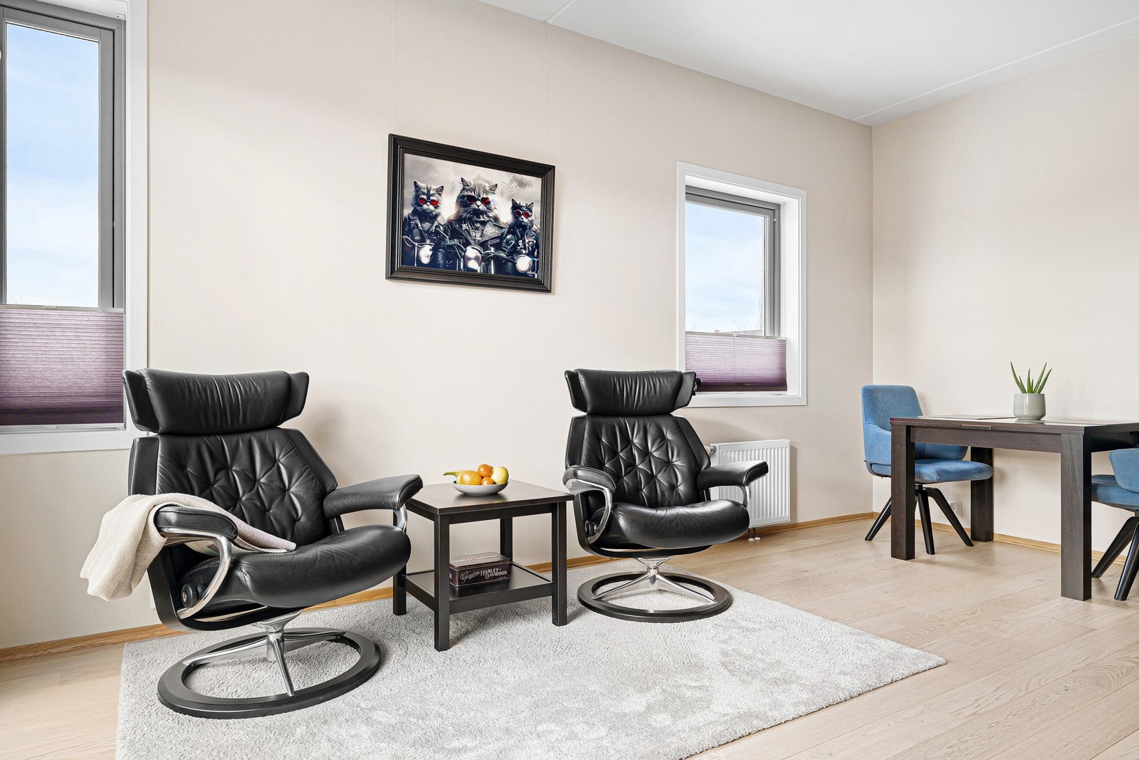 Kombinert stue- og kjøkkenløsning på 23,5 m². Betongvegg mot naboleiligheten gir effektiv lydisolering og bidrar til et fredelig bomiljø. Galleribilde