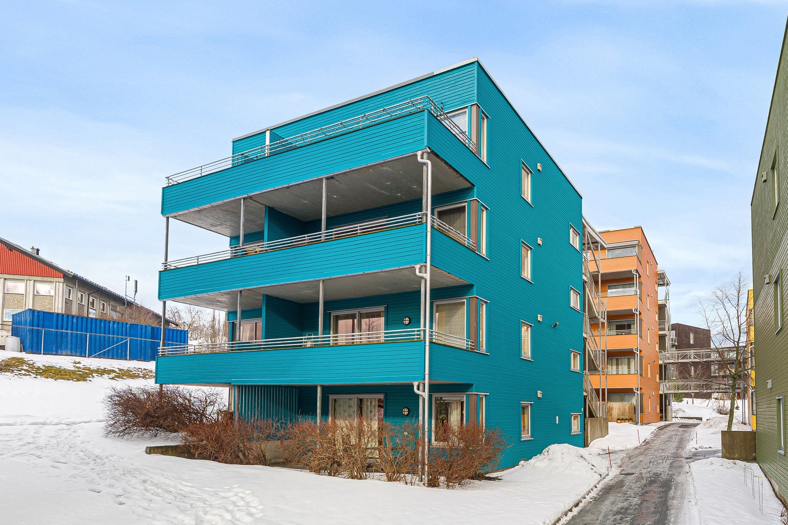 Boligen ligger i umiddelbar nærhet til Estenstadmarka. Marka byr på utallige turnett sommer og vinter, bl. a kan man ta turen til Estenstadshytta eller Estenstaddammen med bademuligheter. Galleribilde