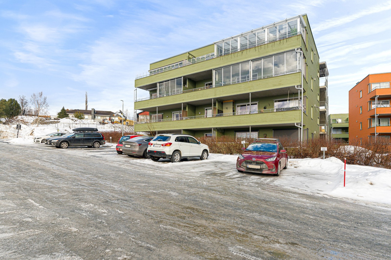 Parkering på felles biloppstillingsplass. Galleribilde