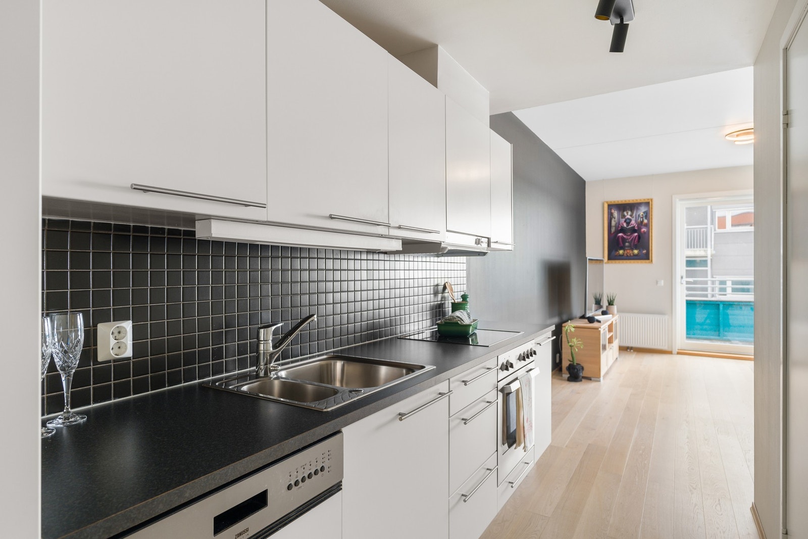 Kjøkkenet har integrerte hvitevarer som platetopp, stekeovn og kjøl/fryseskap. Galleribilde