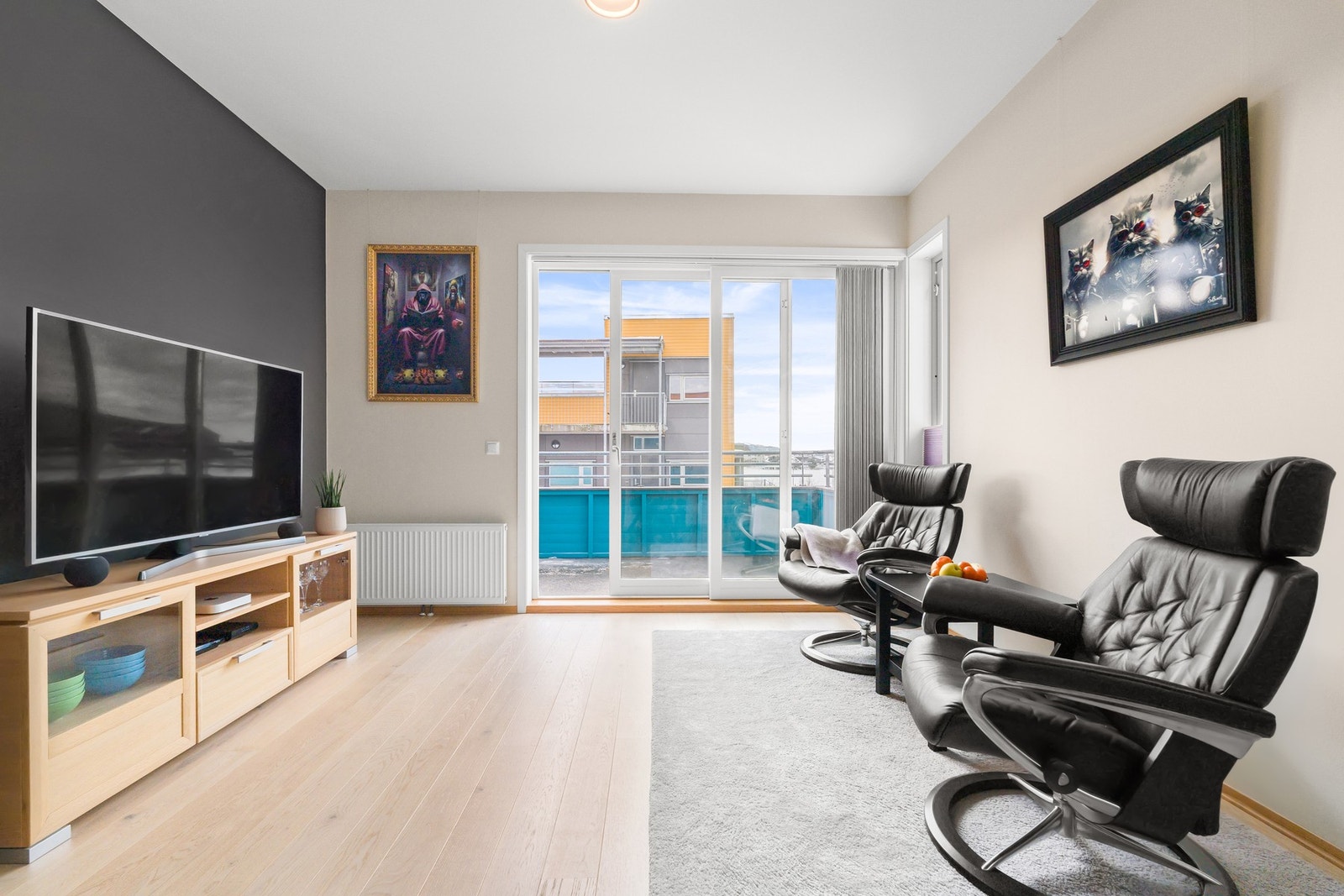 Endebeliggenheten gir gjennomgående gode lysforhold og store vindusflater som skaper en lys og luftig atmosfære. Galleribilde